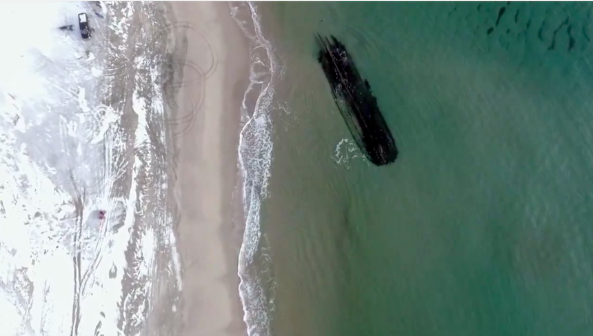 Navio naufragado aparece junto à praia de pequena comunidade canadiana