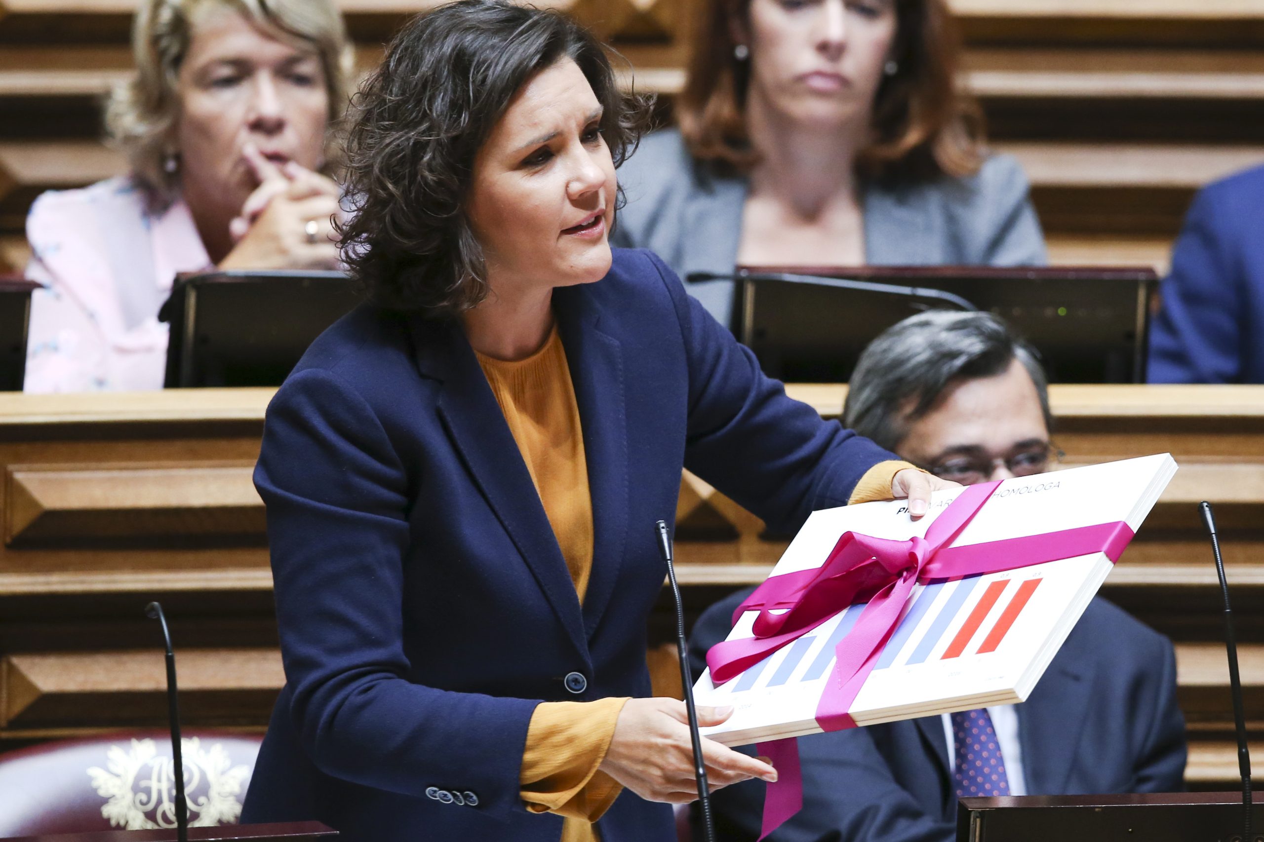 Assunção Cristas diz que há duas versões do OE2017 e acusa Governo de opacidade