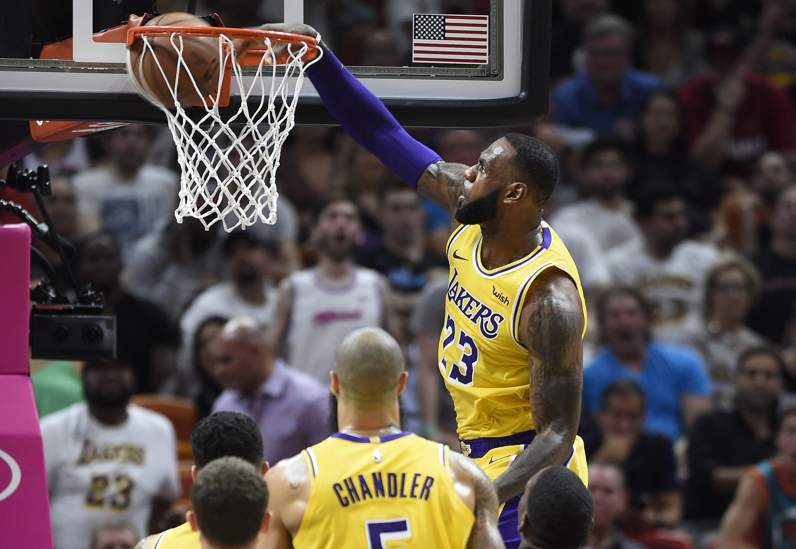 NBA: Recebido como um herói, LeBron regressou com um triunfo a Cleveland