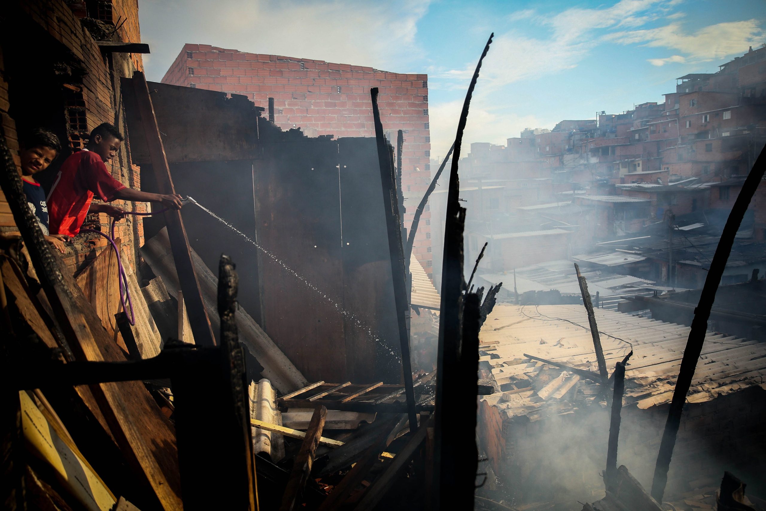 Brasil: Incêndio de grandes proporções atinge uma das maiores favelas de São Paulo