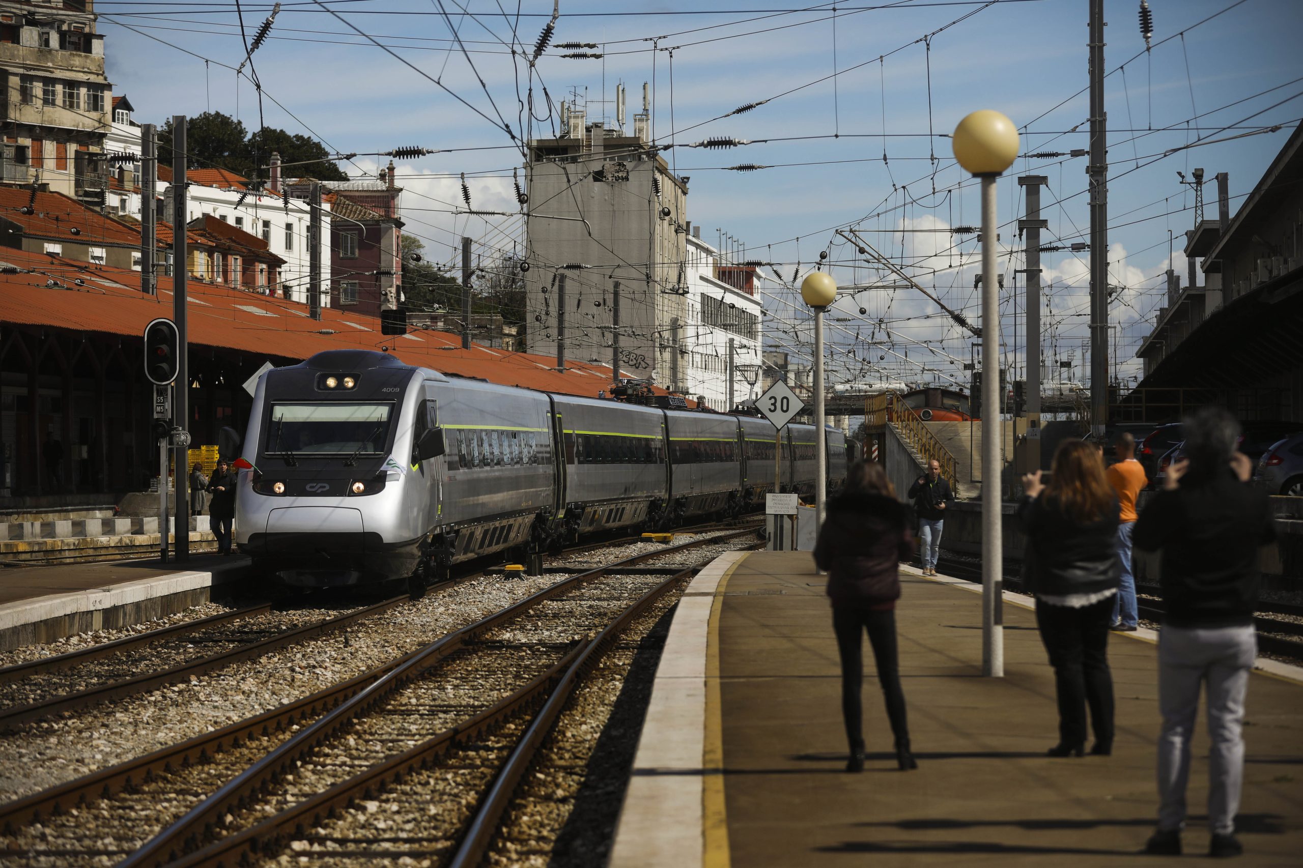 CP suprime comboios de longo curso nos próximos dois fins de semana. Passageiros com bilhete serão reembolsados