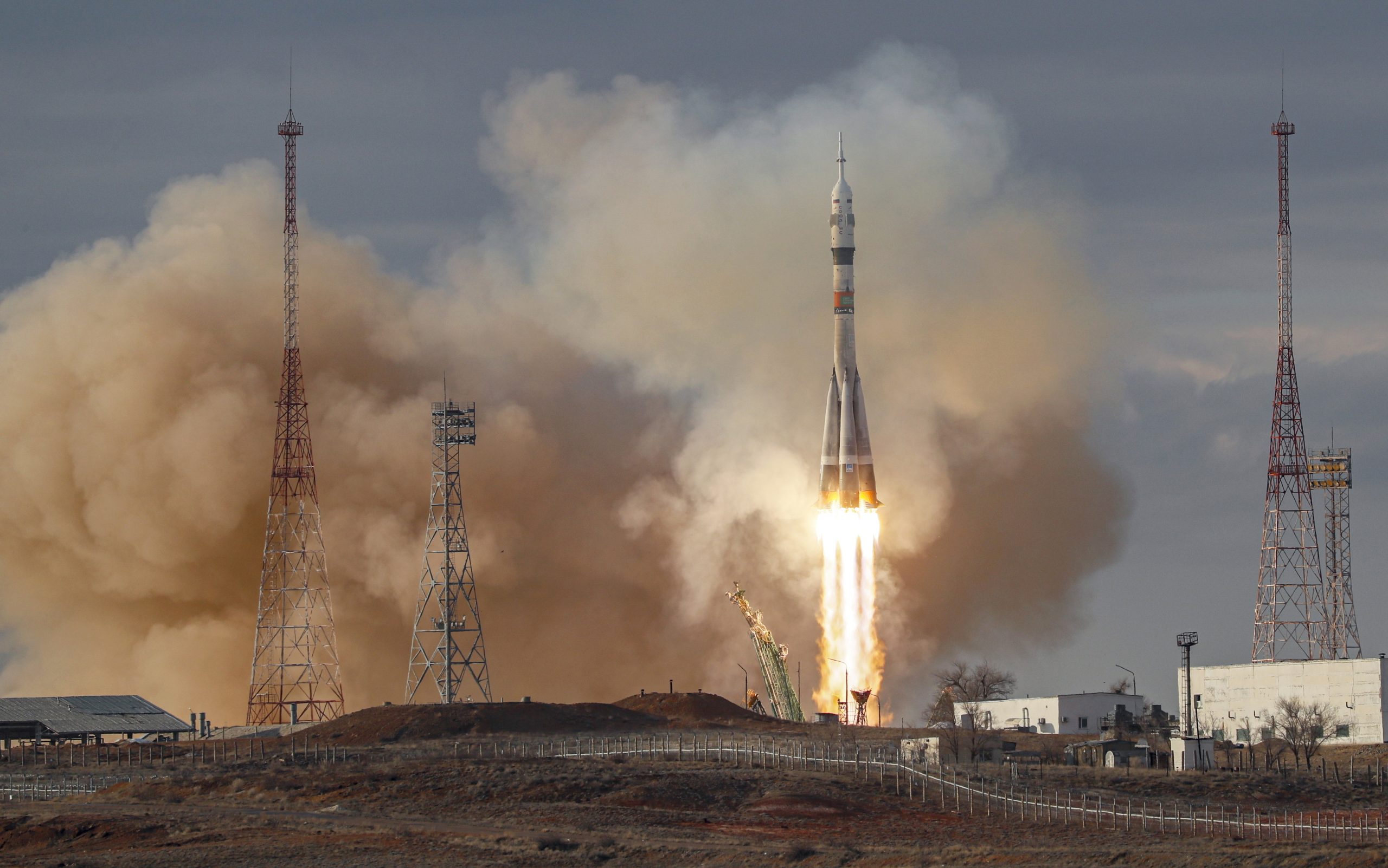 Rússia lança à segunda tentativa a nave espacial Soyuz MS-25 com três tripulantes