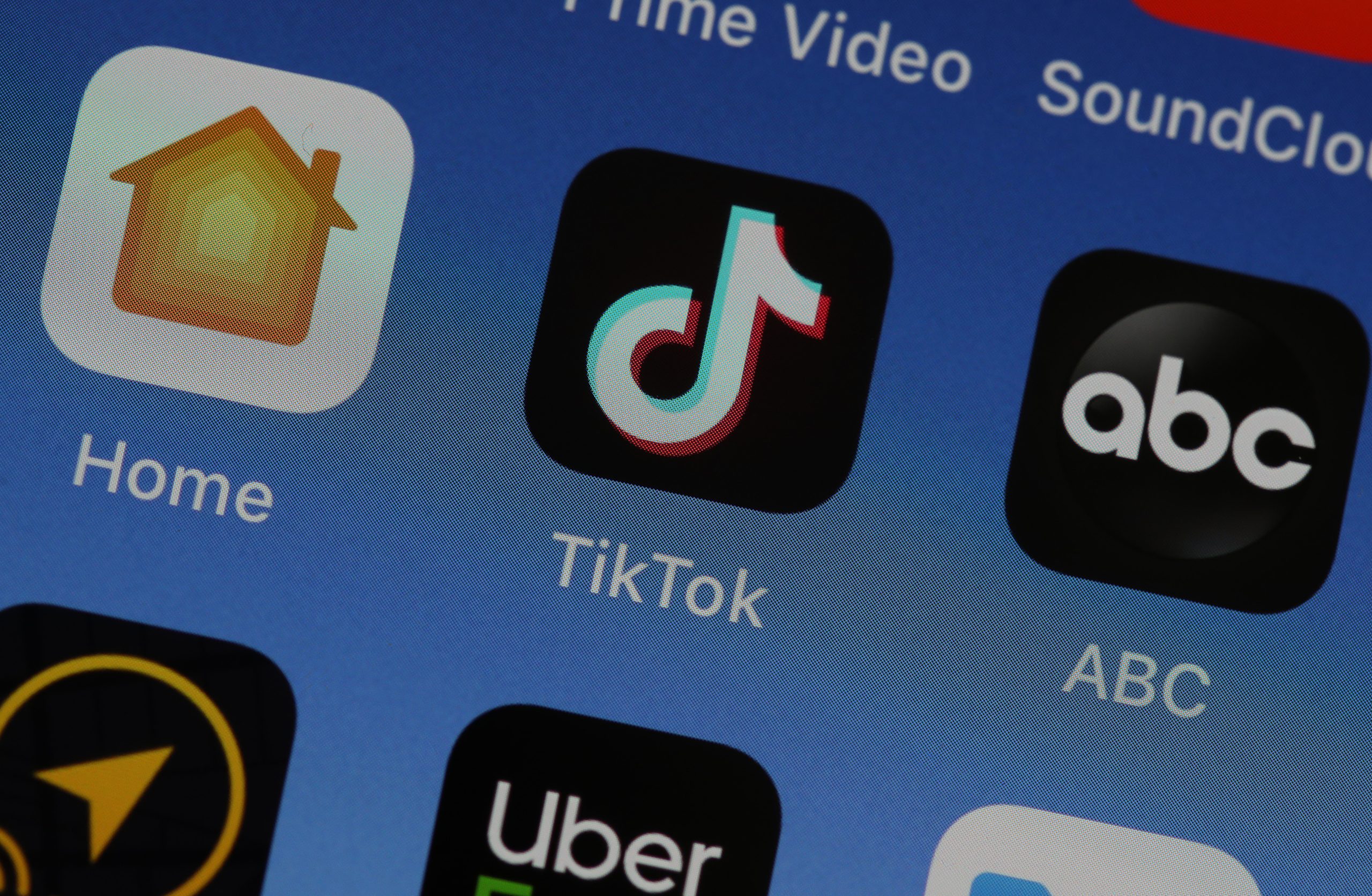 Polémica TikTok ainda não chegou à Assembleia da República. Mas app já está no telemóvel dos deputados