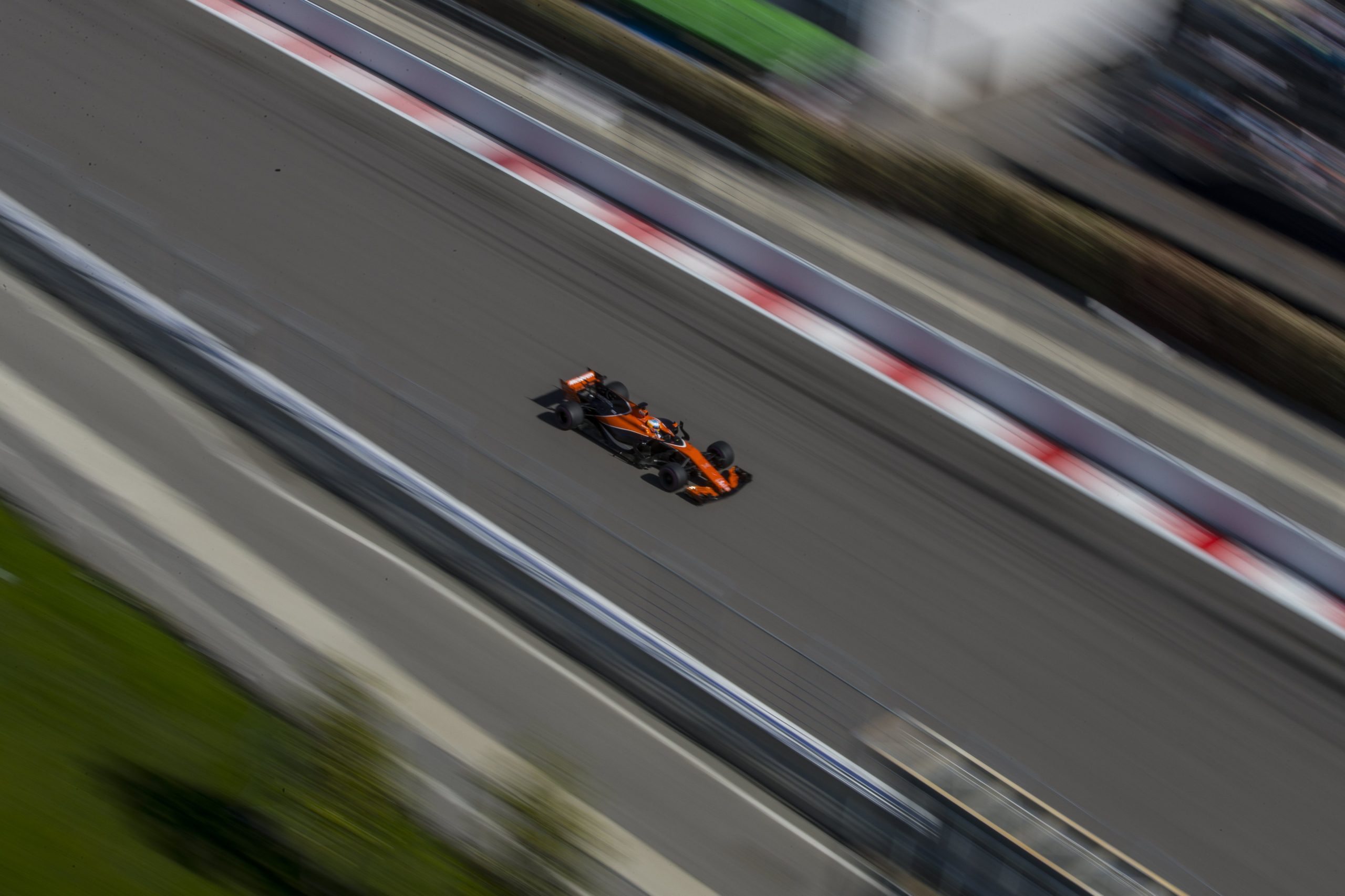 McLaren de Alonso resiste apenas uma volta nos treinos do GP de Espanha
