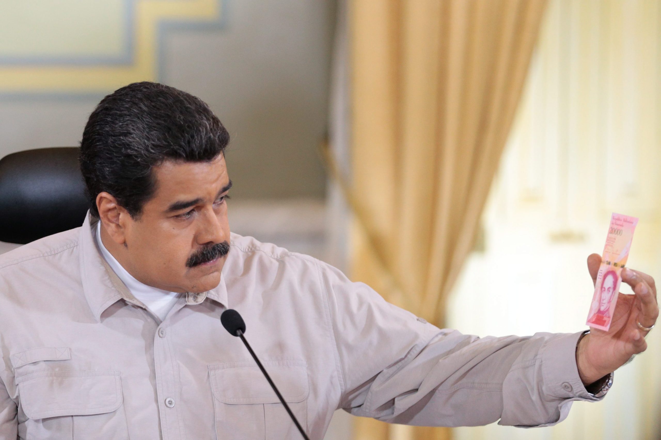 Venezuelanos saíram às ruas de Caracas em defesa de Nicolás Maduro