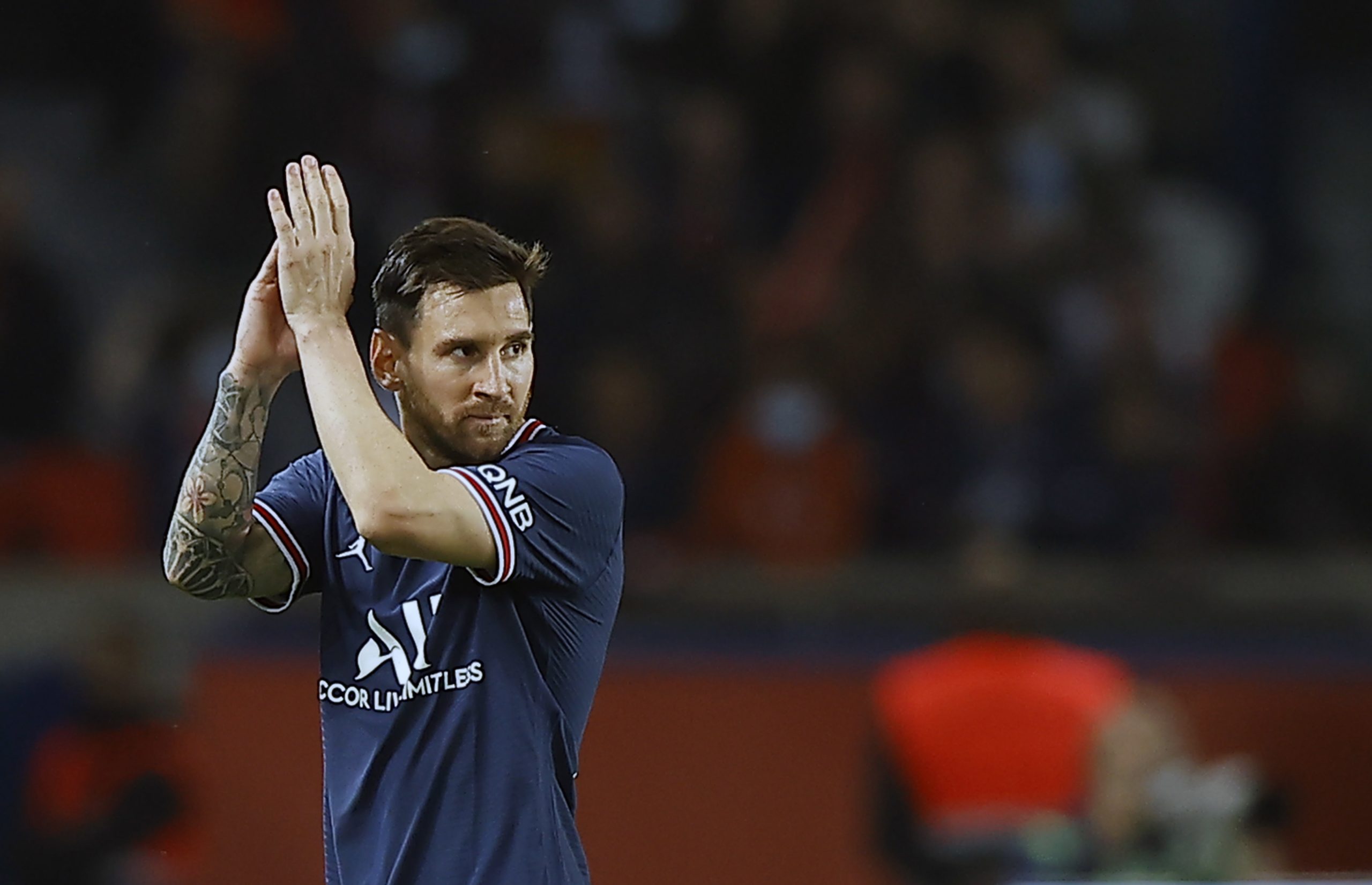 34 anos, 7 Bolas de Ouro. Lionel Messi vence o troféu — sem Ronaldo por perto