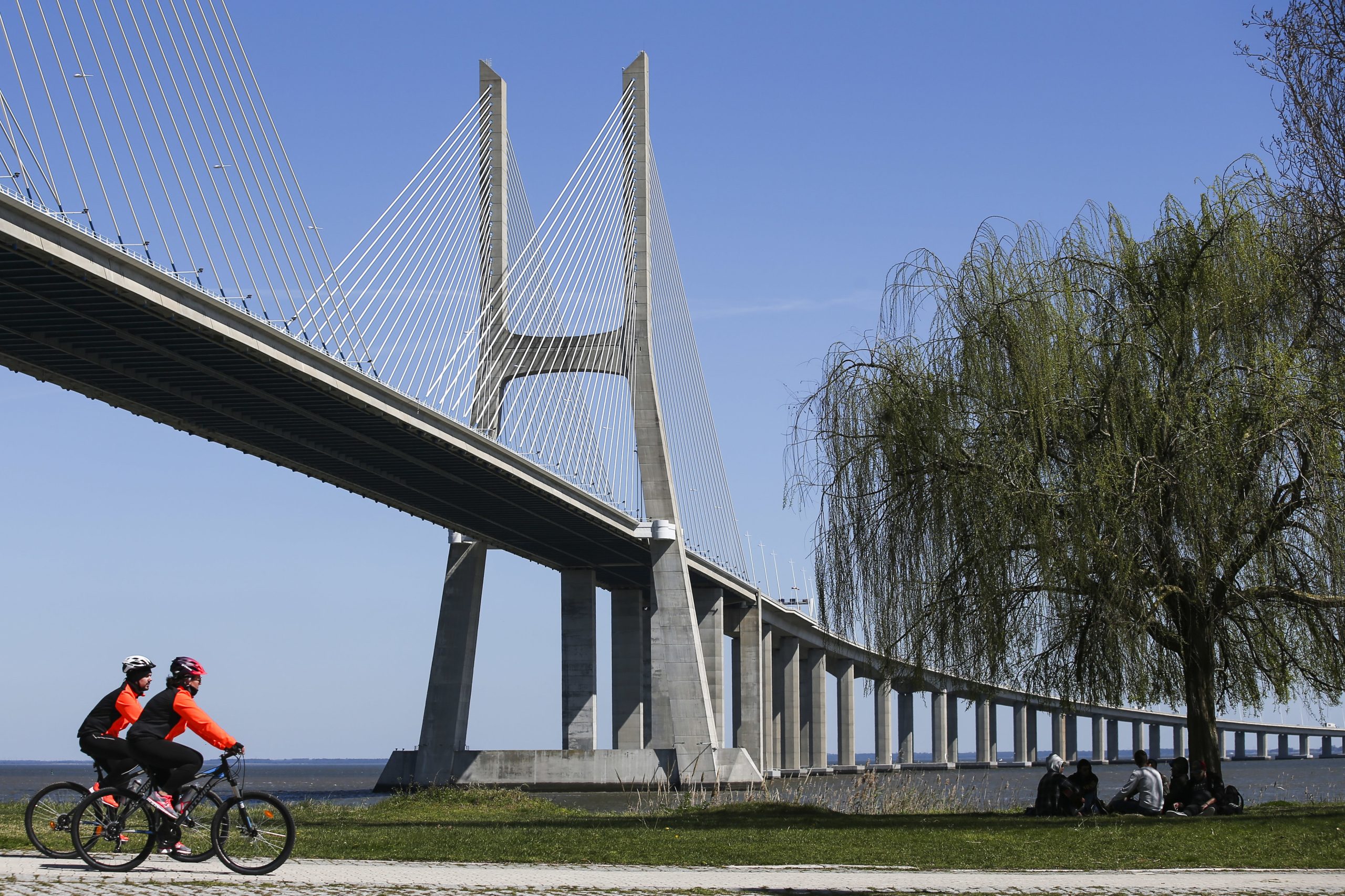 Trânsito cortado na Ponte Vasco da Gama na madrugada de sexta-feira