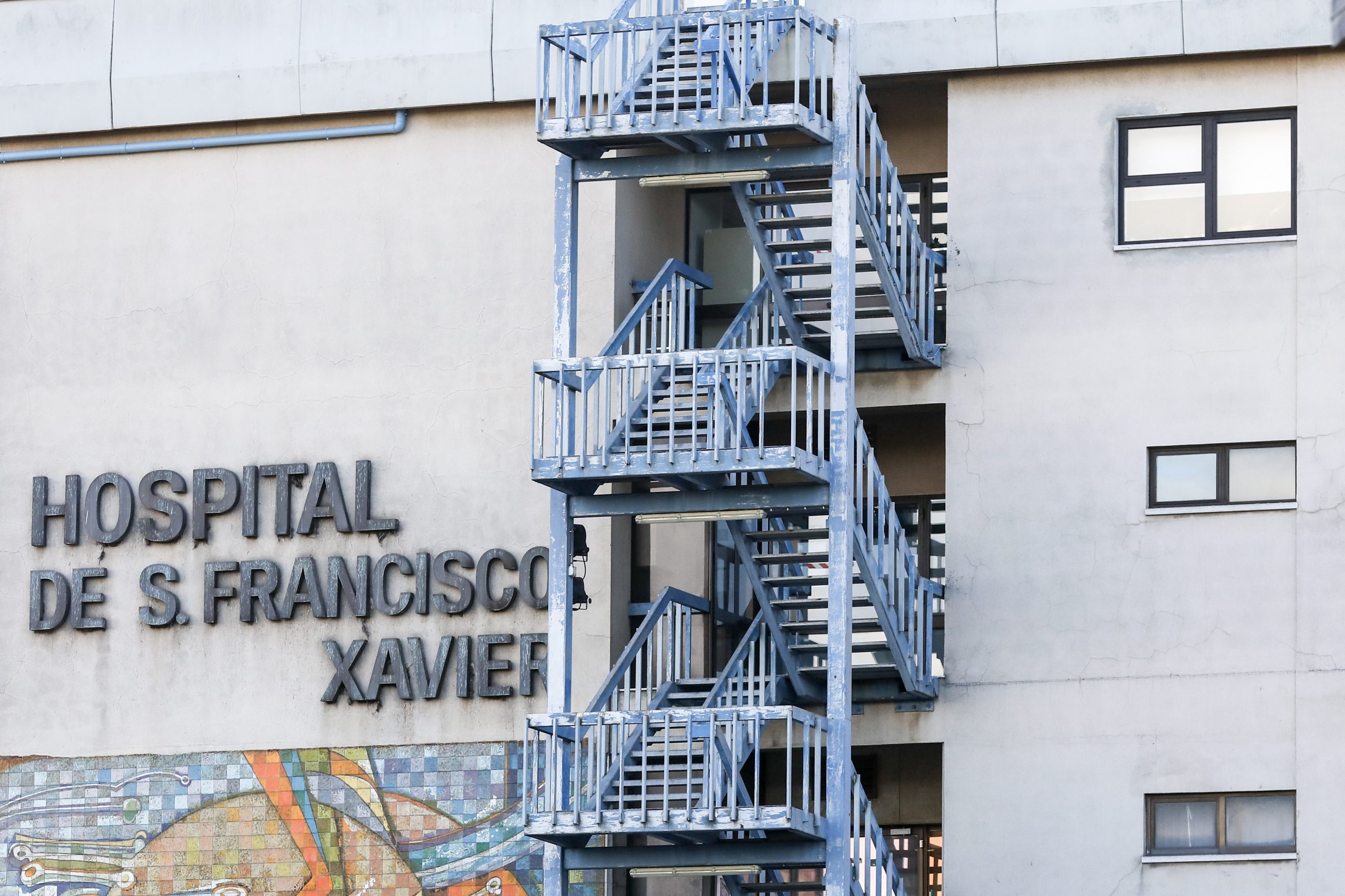 Legionella: Hospital São Francisco Xavier funciona normalmente, só não recebe doentes via INEM