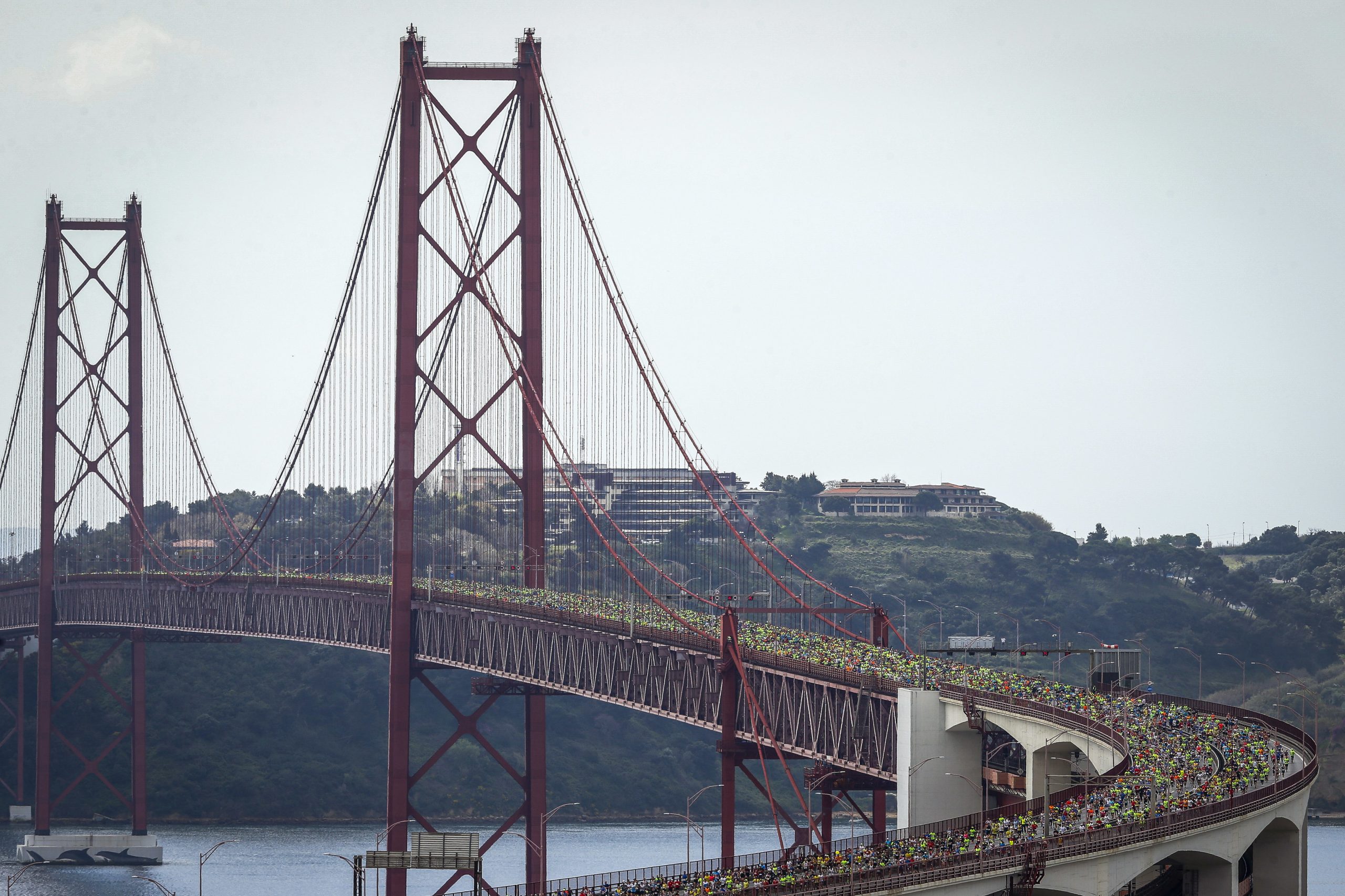 Ponte 25 de Abril encerrada ao trânsito no domingo para a 35.ª Meia Maratona de Lisboa