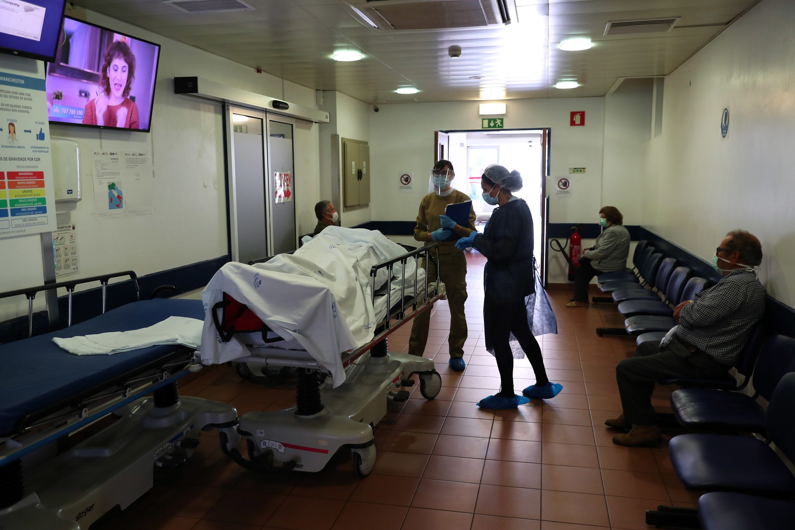 Covid-19: Hospital de Évora tem unidade de cuidados intensivos com “lotação completa”