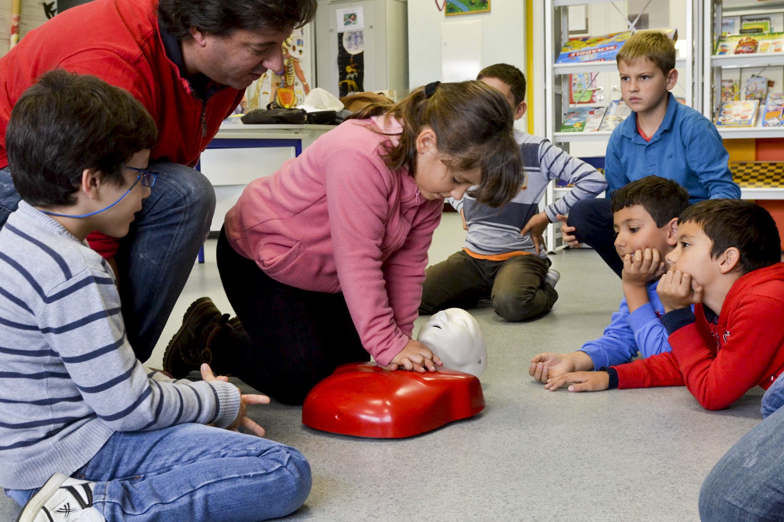 Salvar vidas na sala de aula. Hoje, o seu filho vai aprender a usar um desfibrilhador