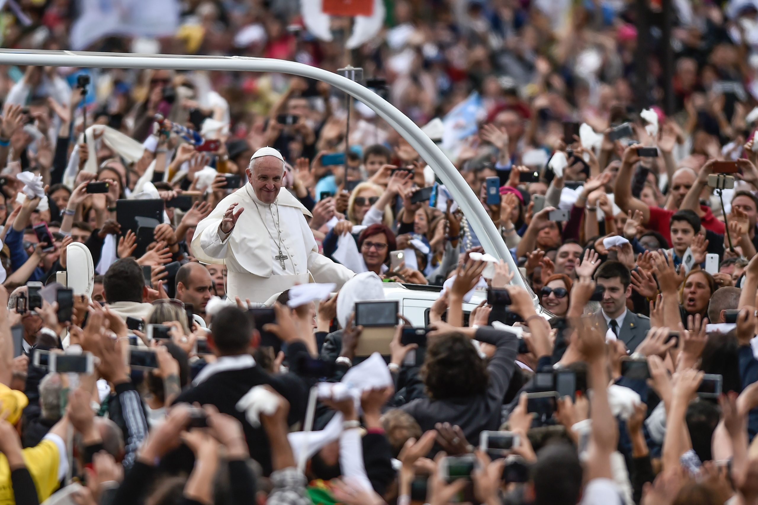 Fátima/Síntese: Peregrino Francisco exorta cristãos a serem “marianos”, pedindo paz e concórdia
