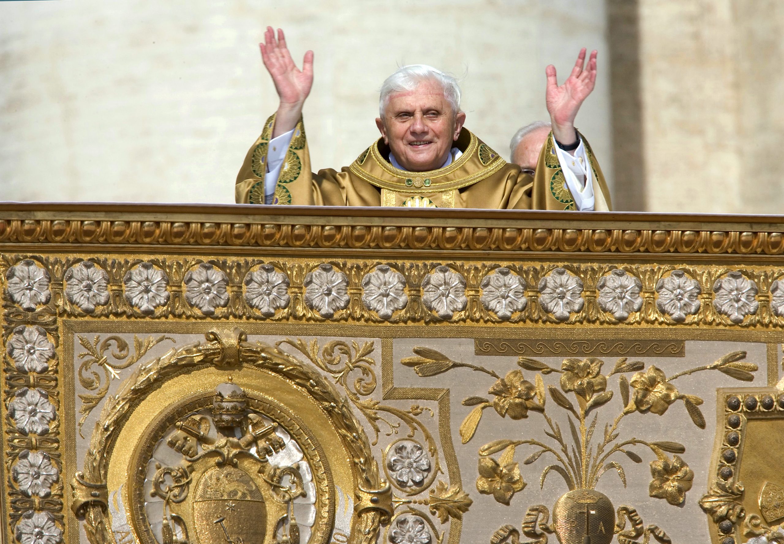 Corpo de Bento XVI na Basílica de São Pedro a partir de segunda-feira. Papa Francisco preside ao funeral