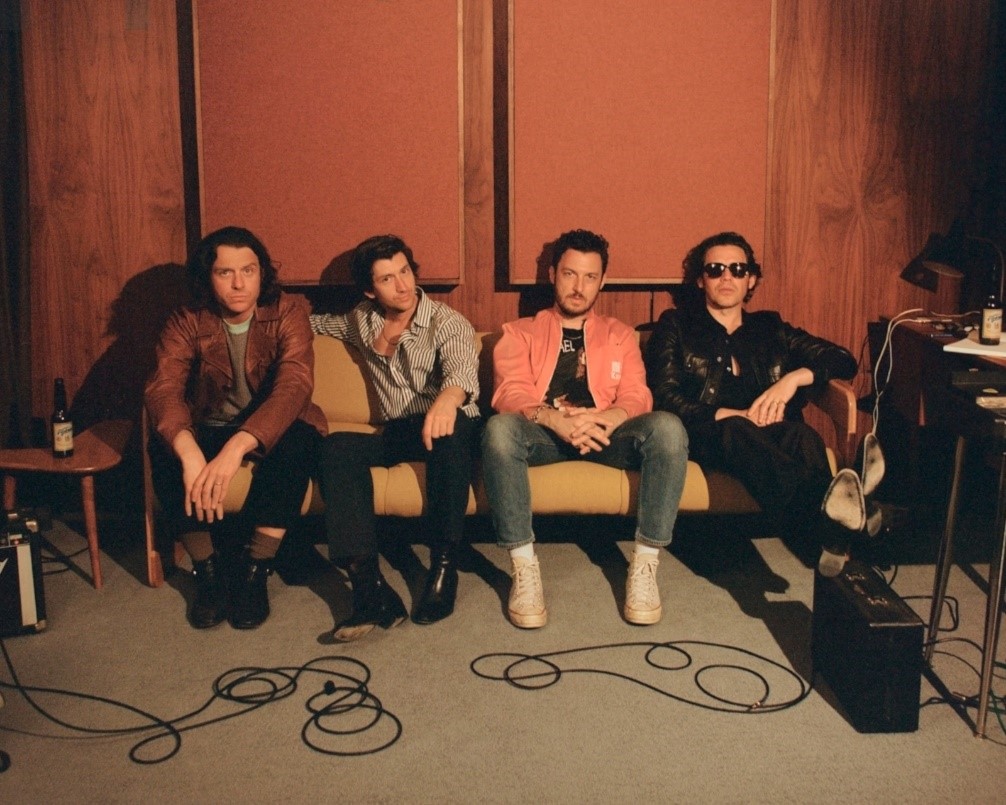 Novidades dos Arctic Monkeys. Novo disco já tem data e título (e estreiam canção nova ao vivo)