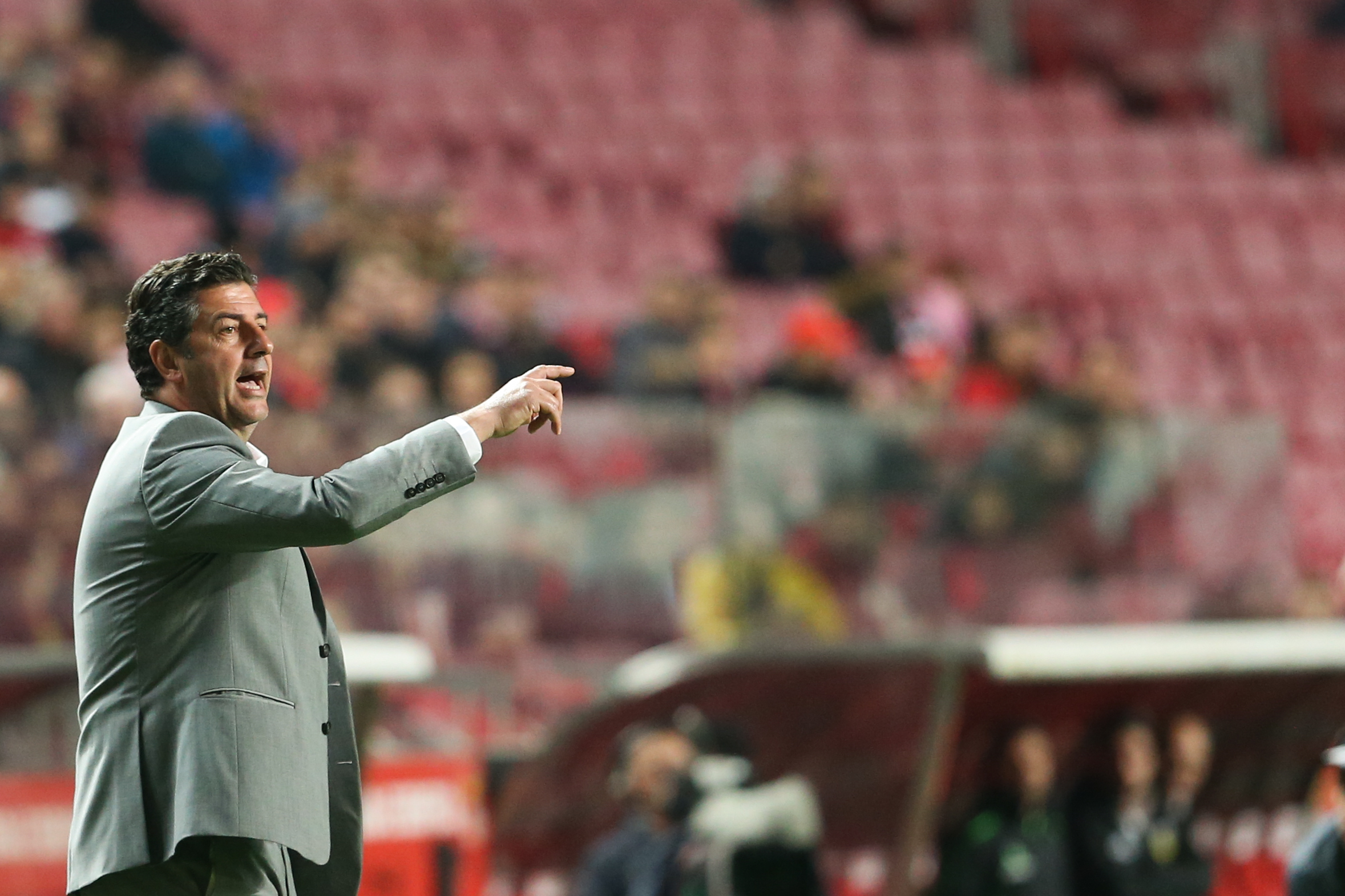 Rui Vitória quer Benfica “rigoroso e objetivo” e duvida da crise do Bayern