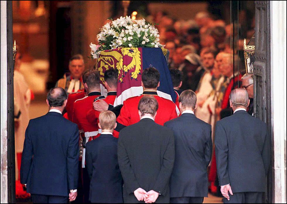 Caixão de Diana carregado para o interior da Abadia de Westminster, seguido de William, Harry e o príncipe Carlos.