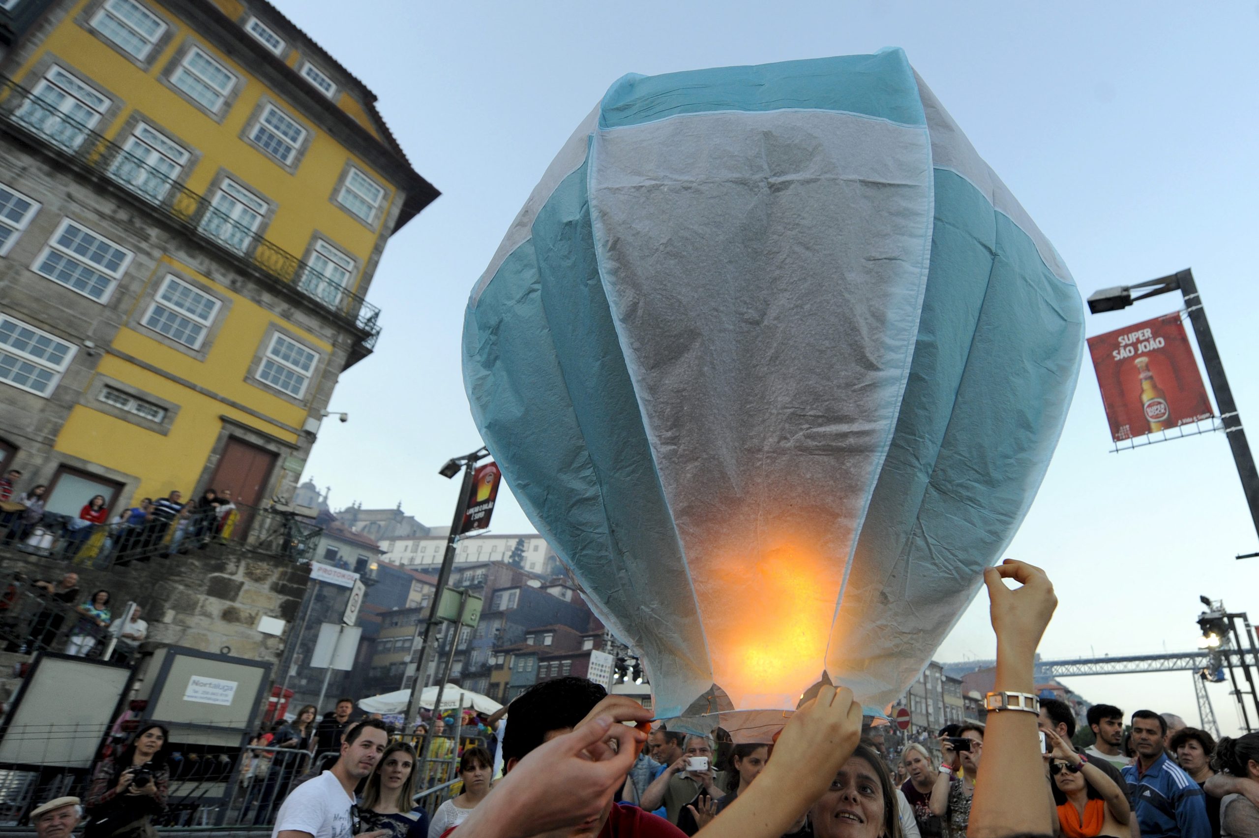 São João: Suspensão de voos no Porto decorre de “perigo” face a “aumento exponencial” de balões