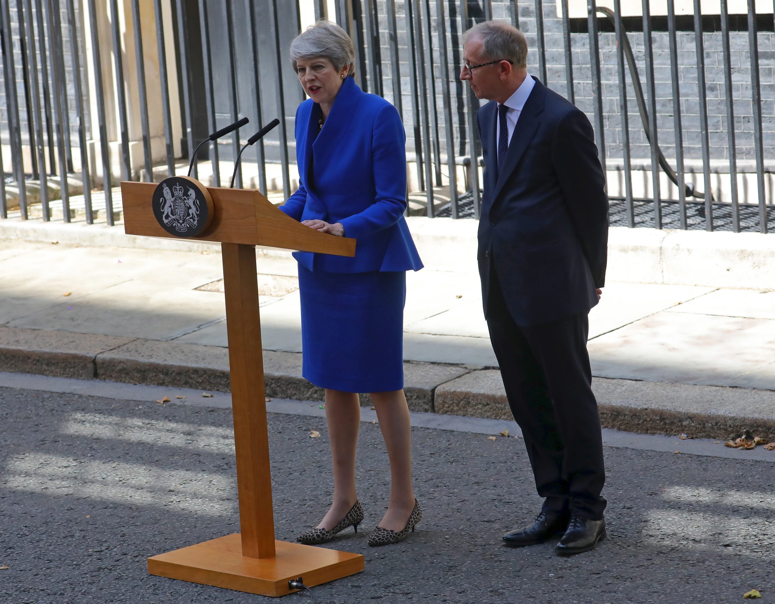 Primeira-ministra britânica sai de Downing Street e avisa sucessor Boris Johnson que ‘Brexit’ é “prioridade imediata”
