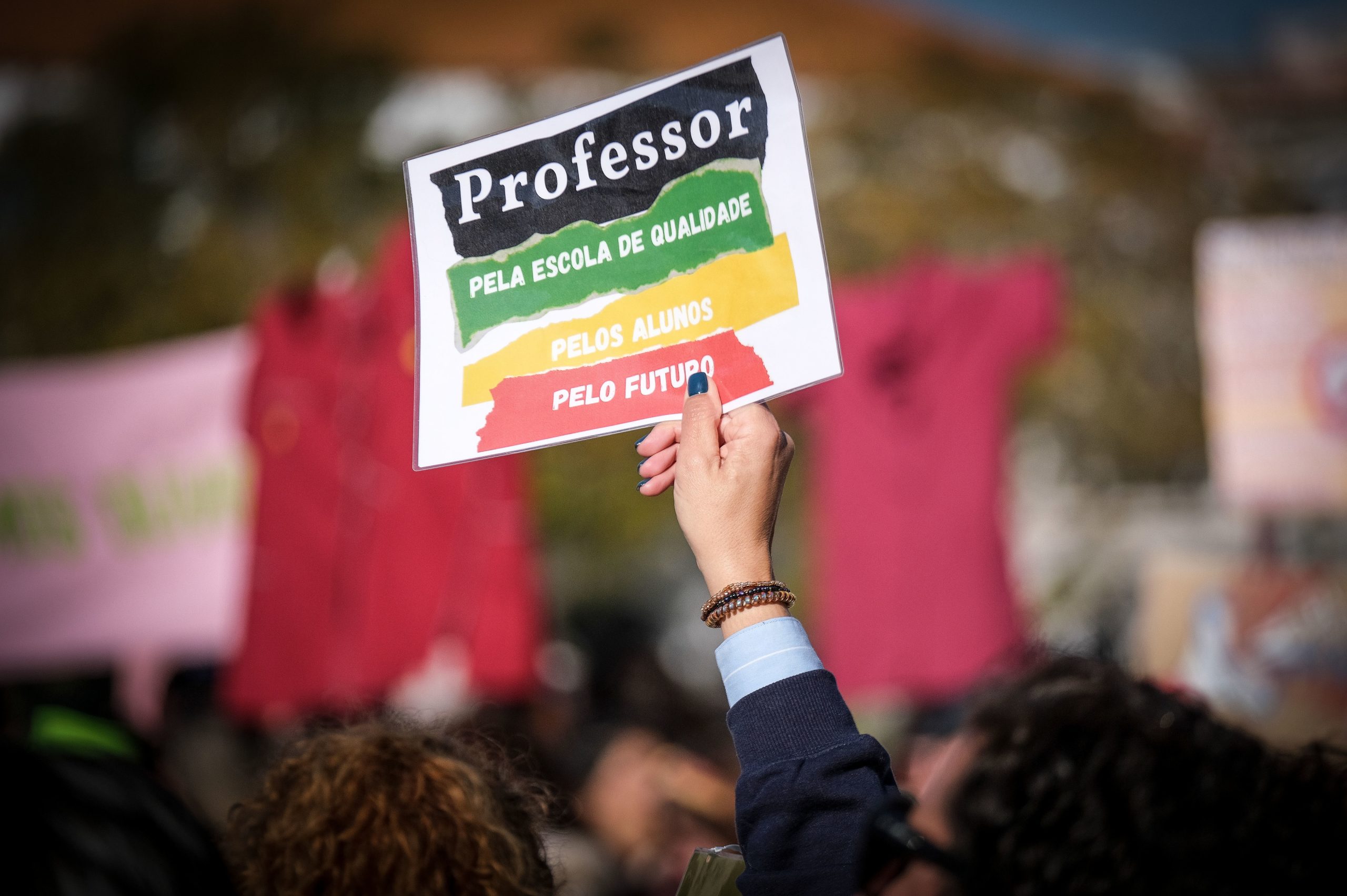 Portaria que abre vagas para 20 mil professores publicada em Diário da Repúbica