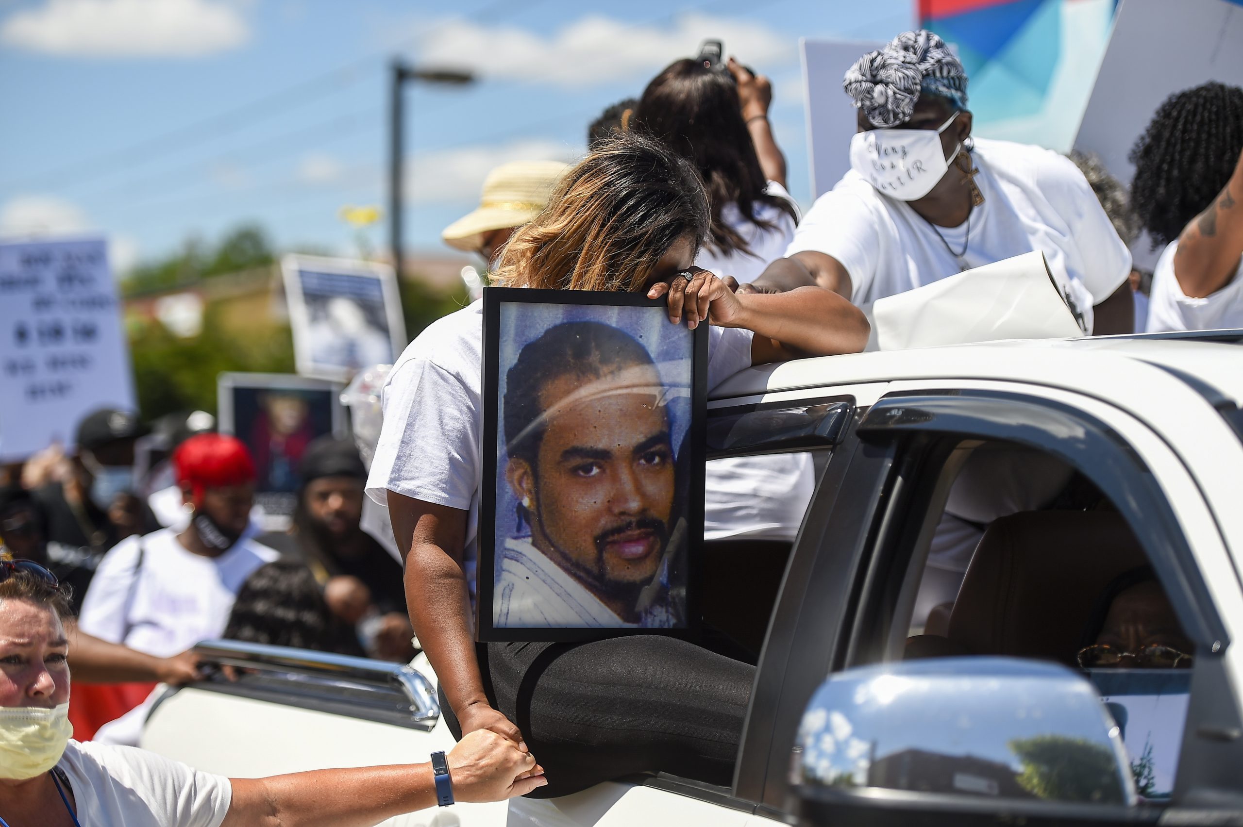 EUA. Família e George Floyd apresenta queixa-crime contra município de Minneapolis
