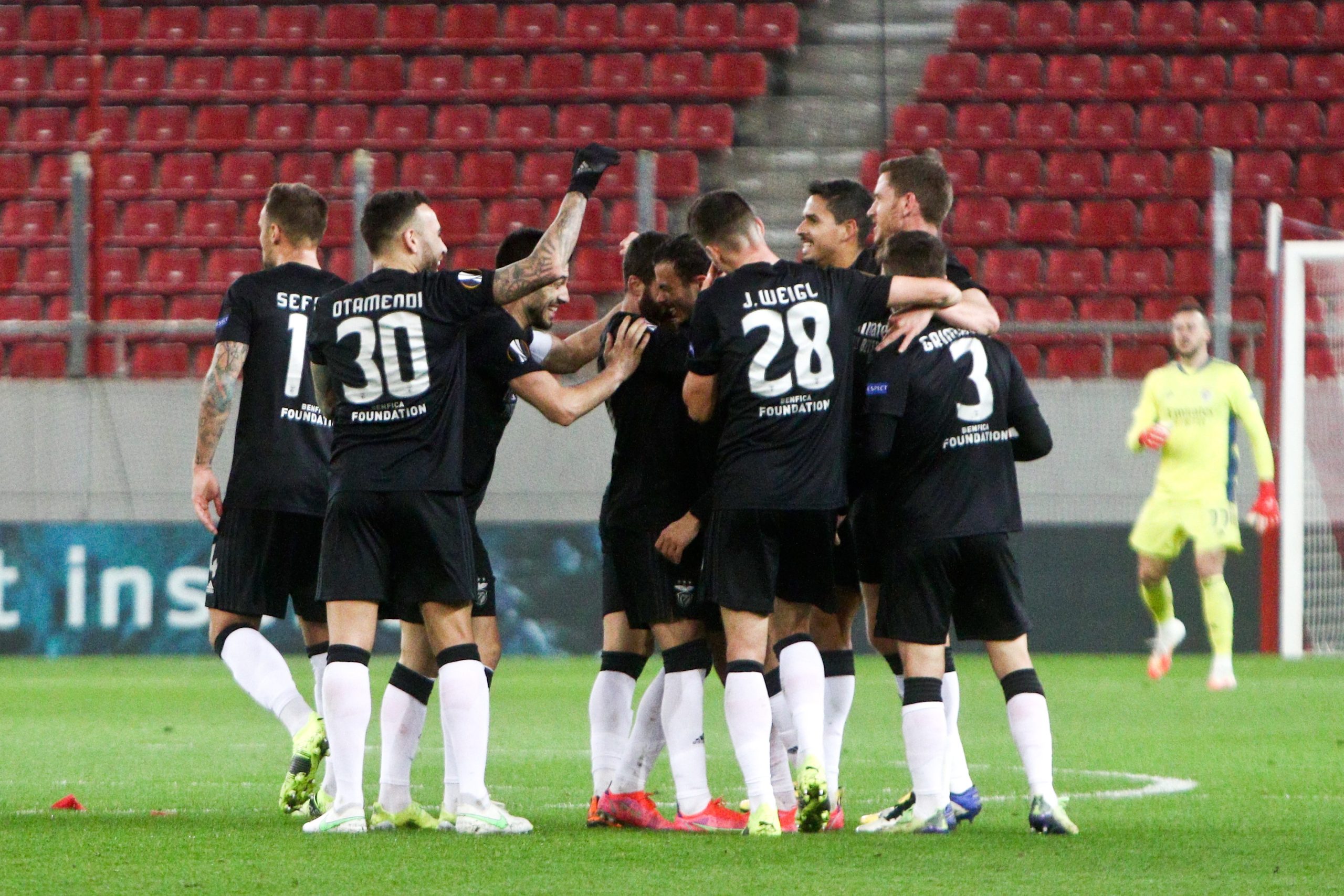 Benfica perde com Arsenal e está fora da Liga Europa