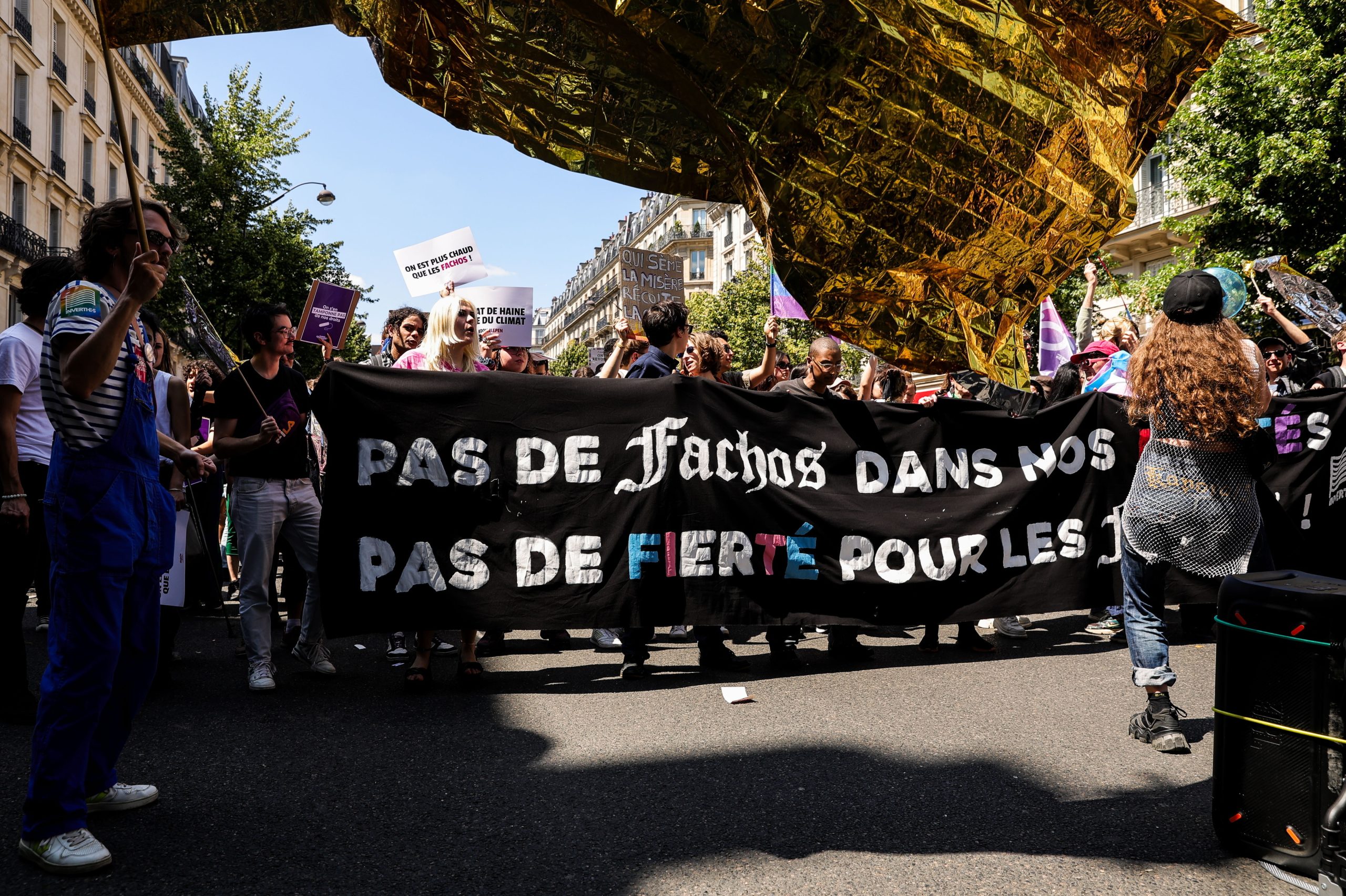 Milhares de feministas manifestaram-se hoje contra extrema-direita em França