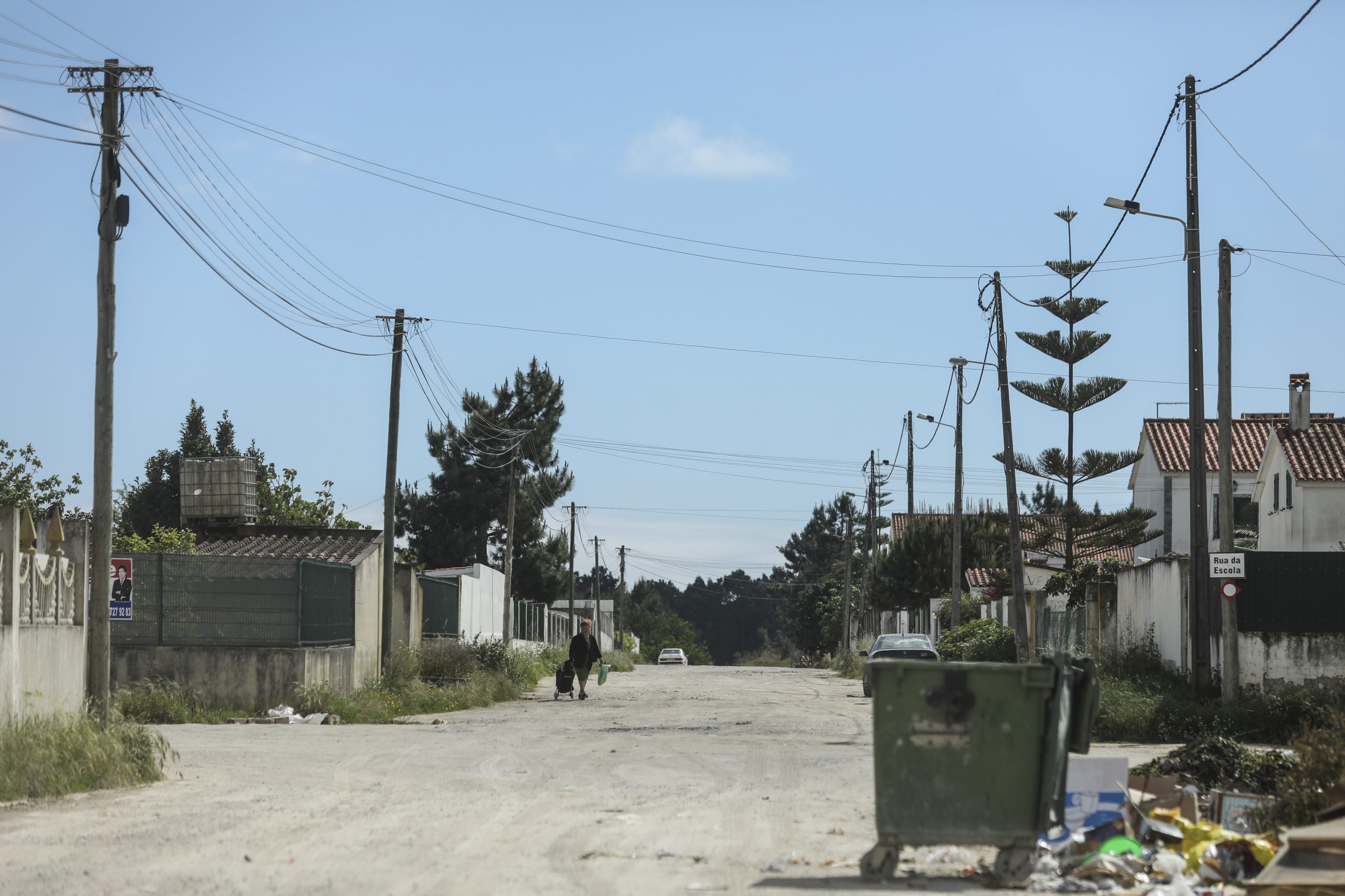Habitações em zonas ilegais na área de servidão militar no Pinhal de Freiras e Quinta da Lobateira com