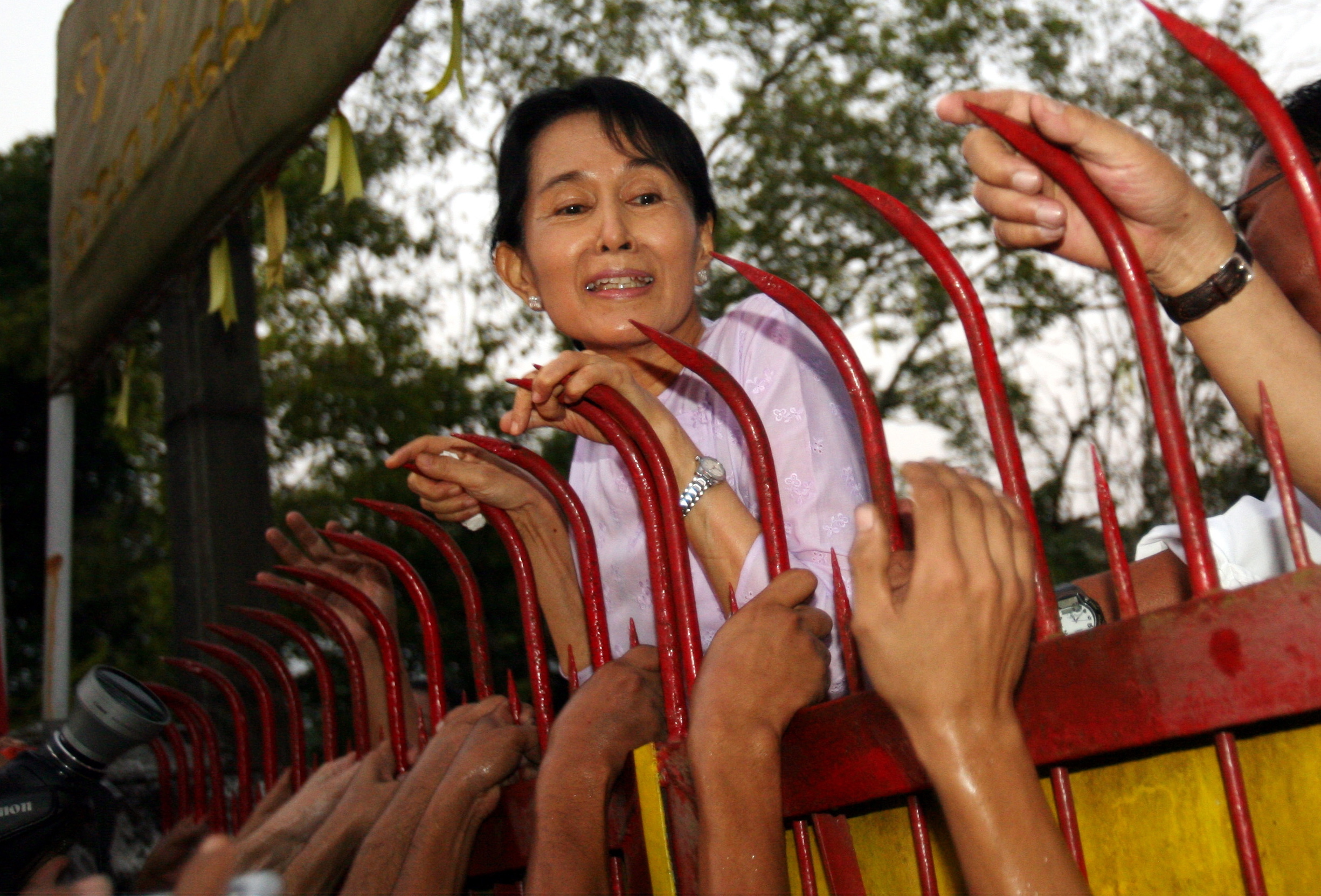 Exército de Myanmar processa Aung San Suu Kyi e o presidente deposto