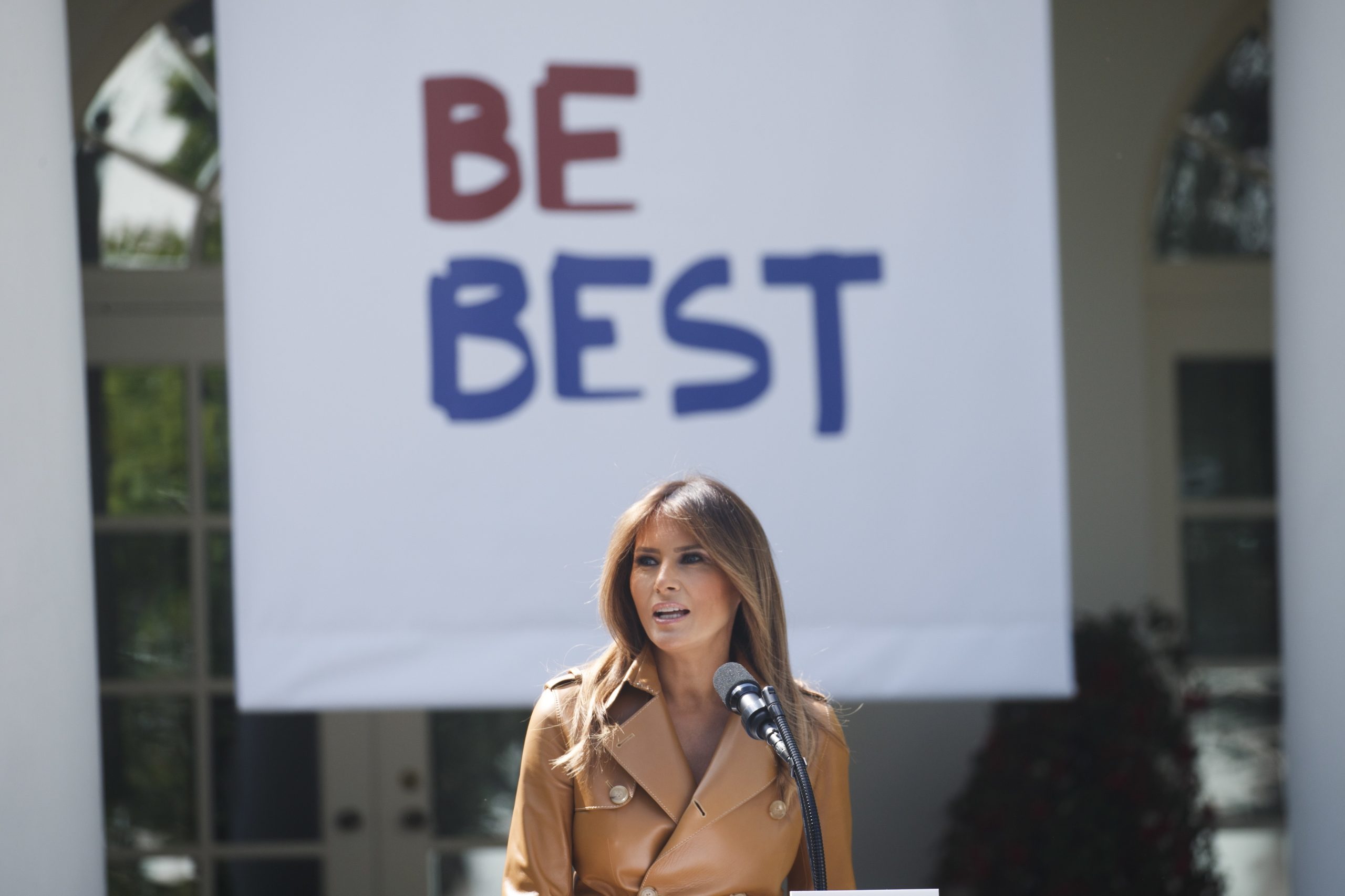 Melania contraria Trump e tece elogios a LeBron James