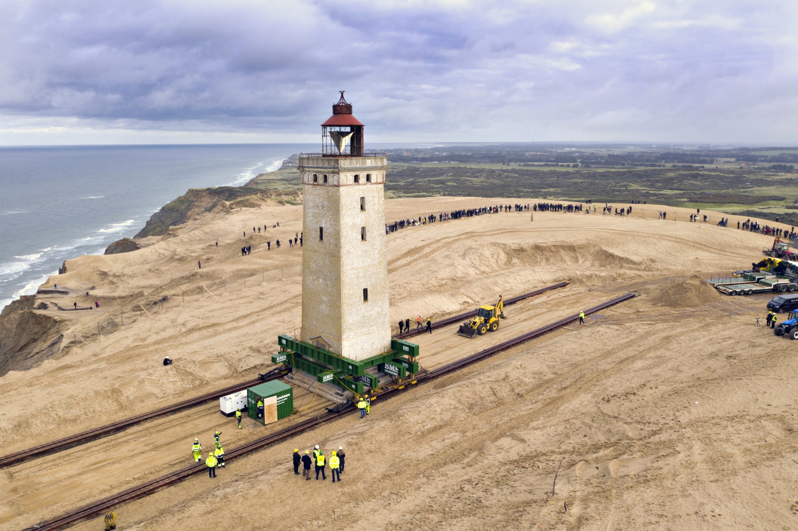 Rubjerg Knude, o farol dinamarquês que esteve 120 anos junto ao mar e agora lhe disse adeus num par de carris