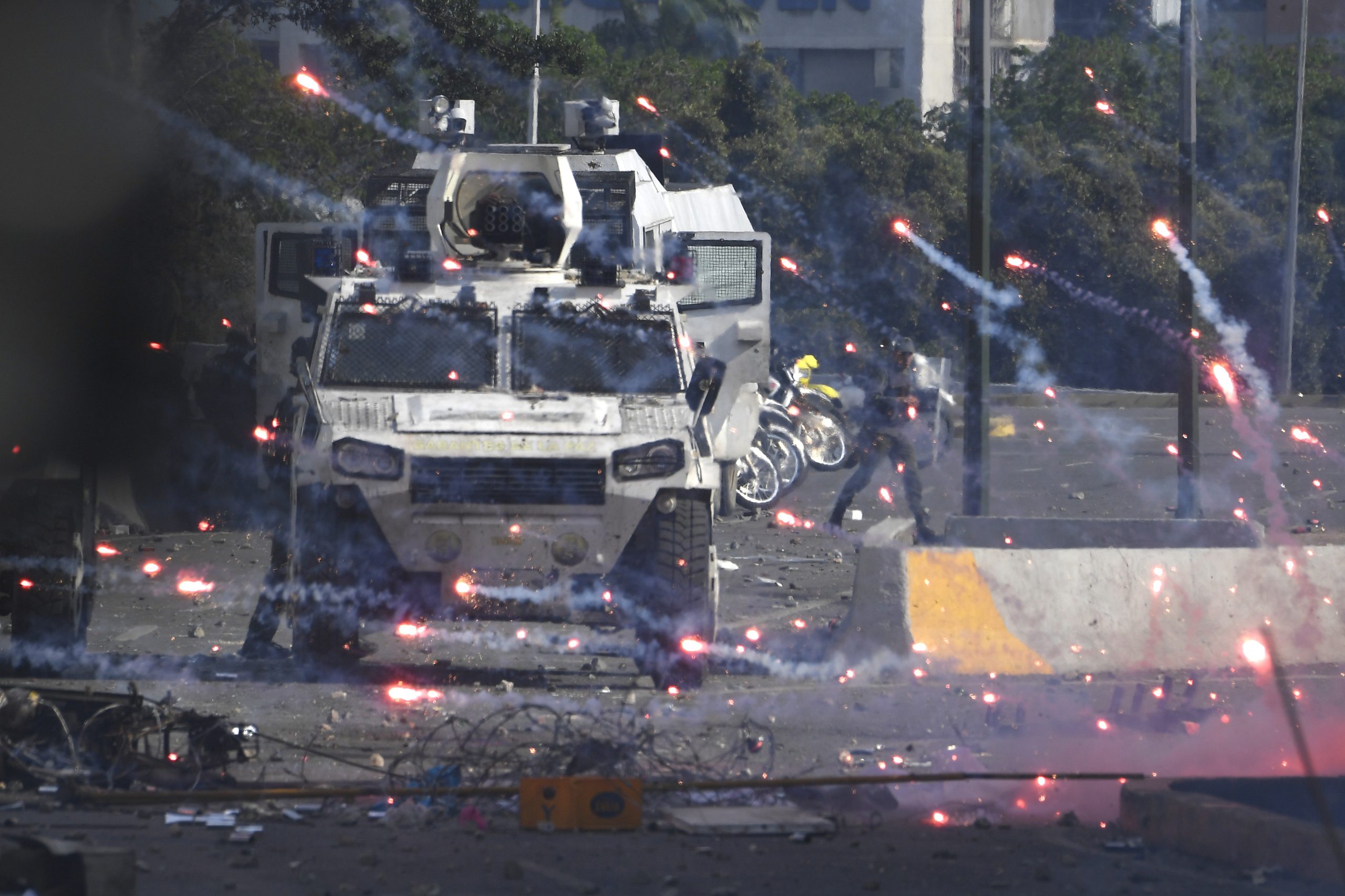 Venezuela: Após impasse do primeiro dia, Guaidó apela a que as ruas se voltem a encher e Maduro diz que “golpe” foi derrotado