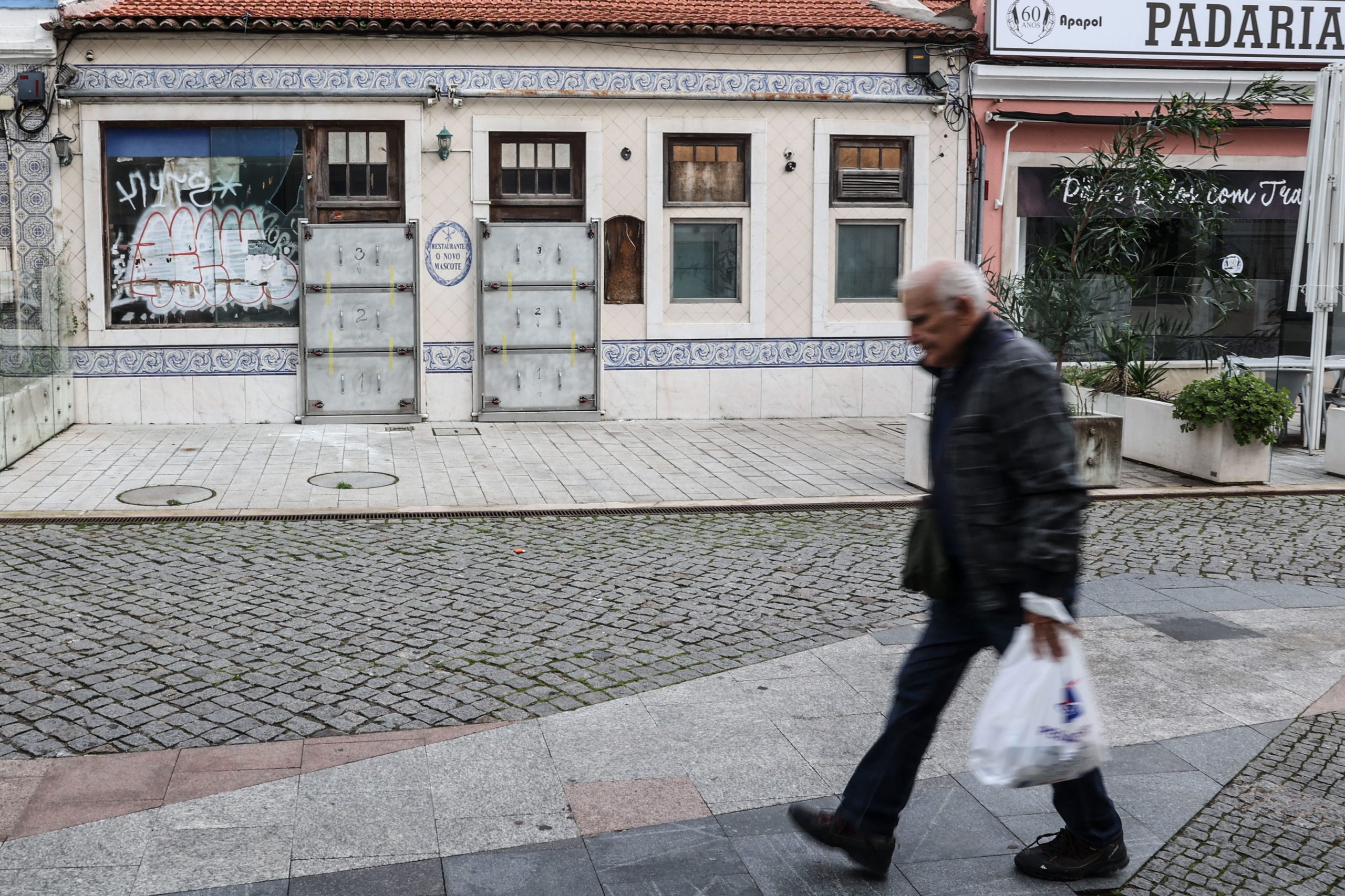 Algés espera por intervenção em ribeira para ajudar sistema de comportas um ano após cheias