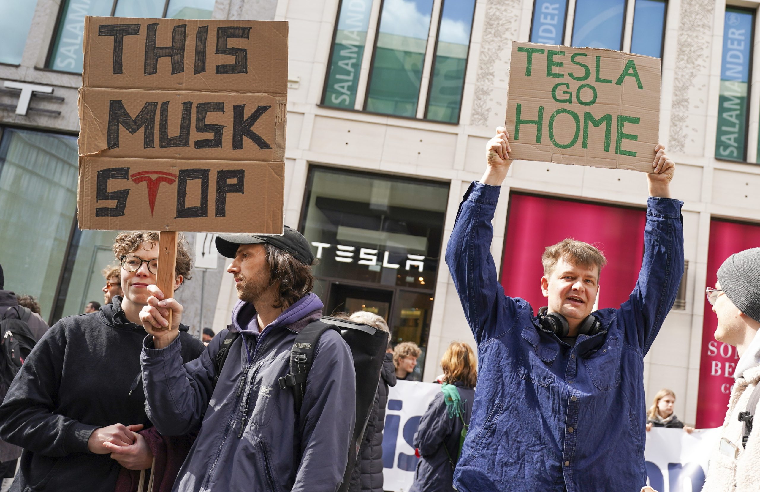 Centenas protestam contra Musk num concessionário da Tesla em Berlim