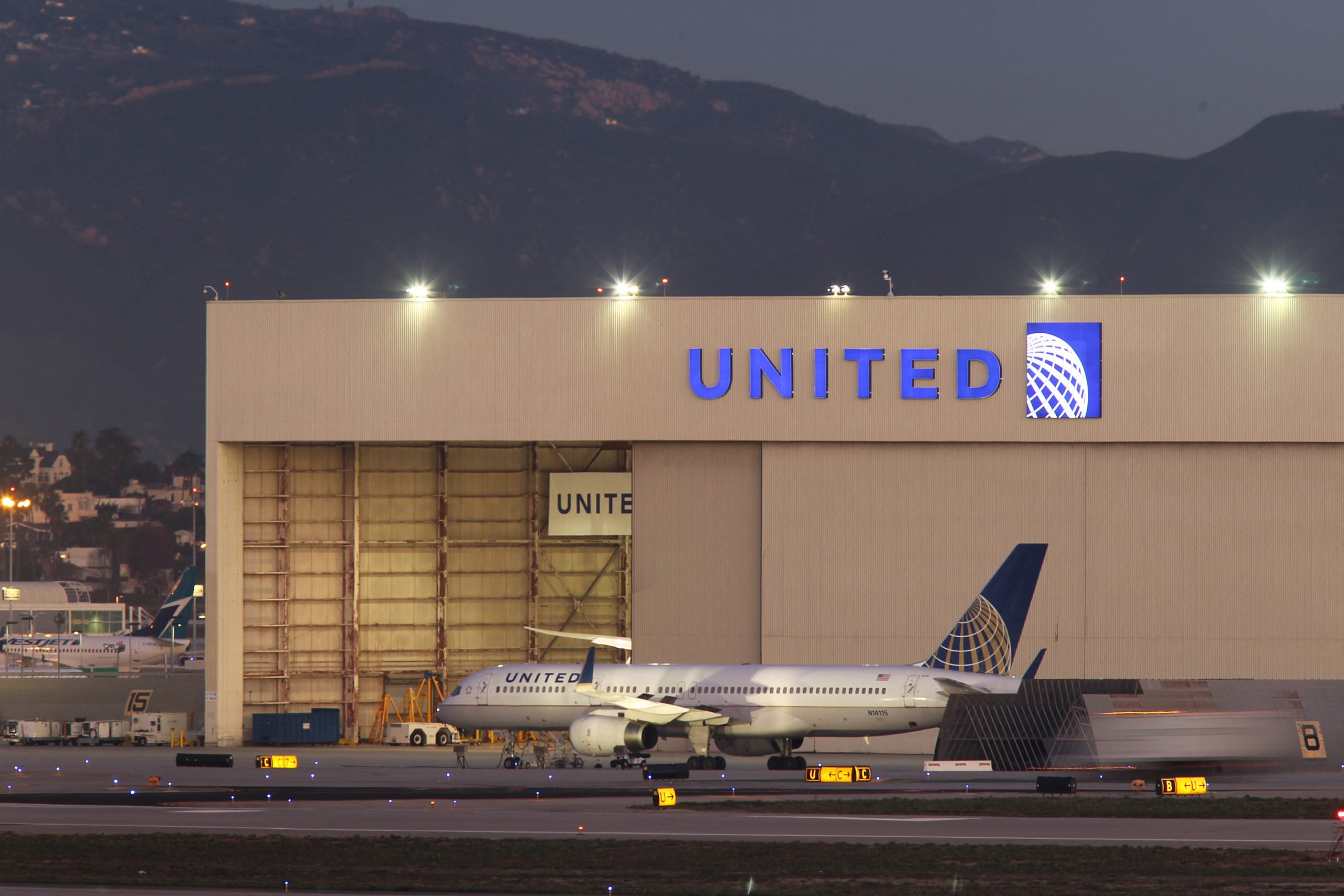 Avião da United Airlines perde roda durante descolagem em Los Angeles