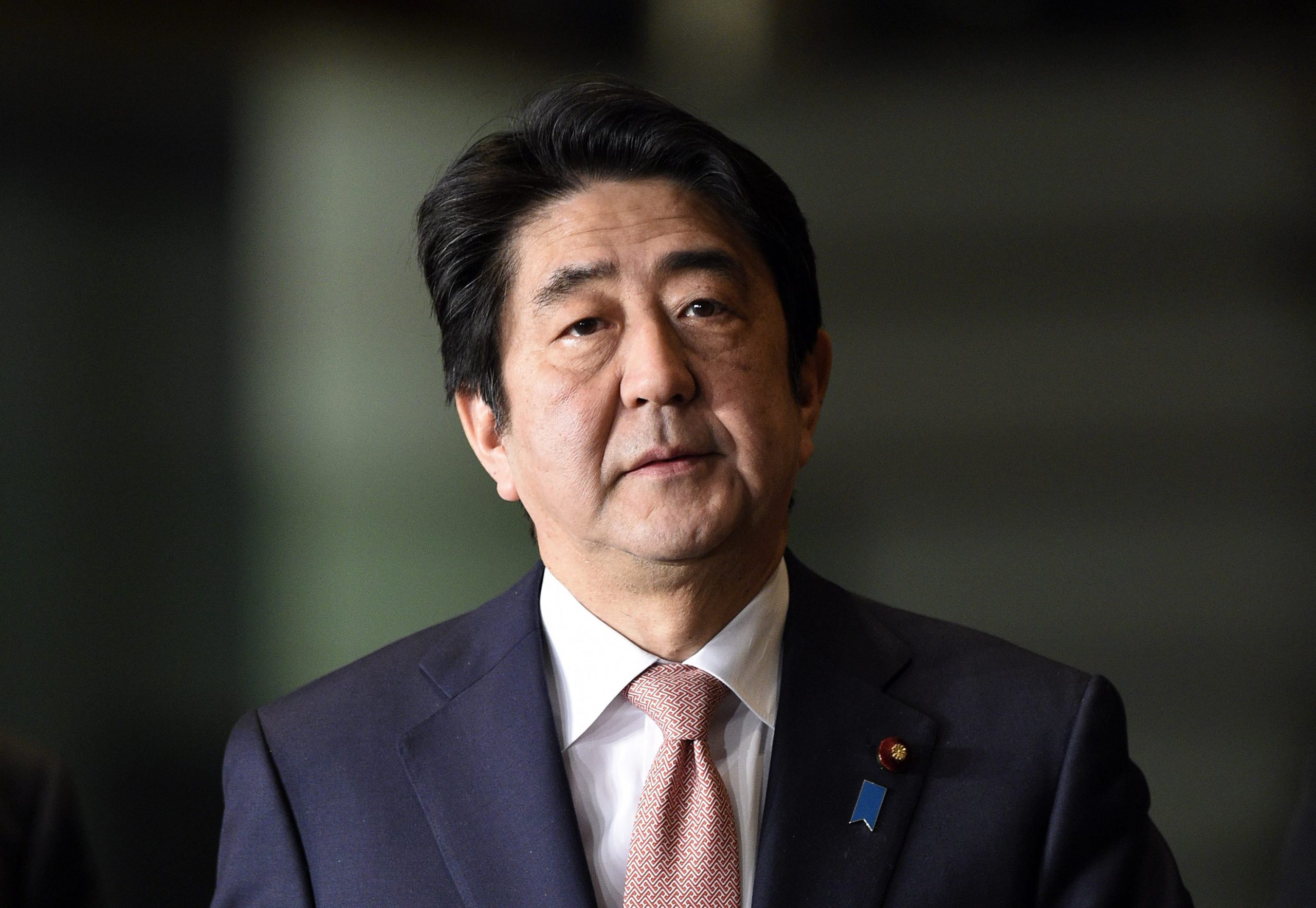 Shinzo Abe, o líder japonês que resistiu a escândalos, bateu recordes de longevidade e criou a “Abenomics”
