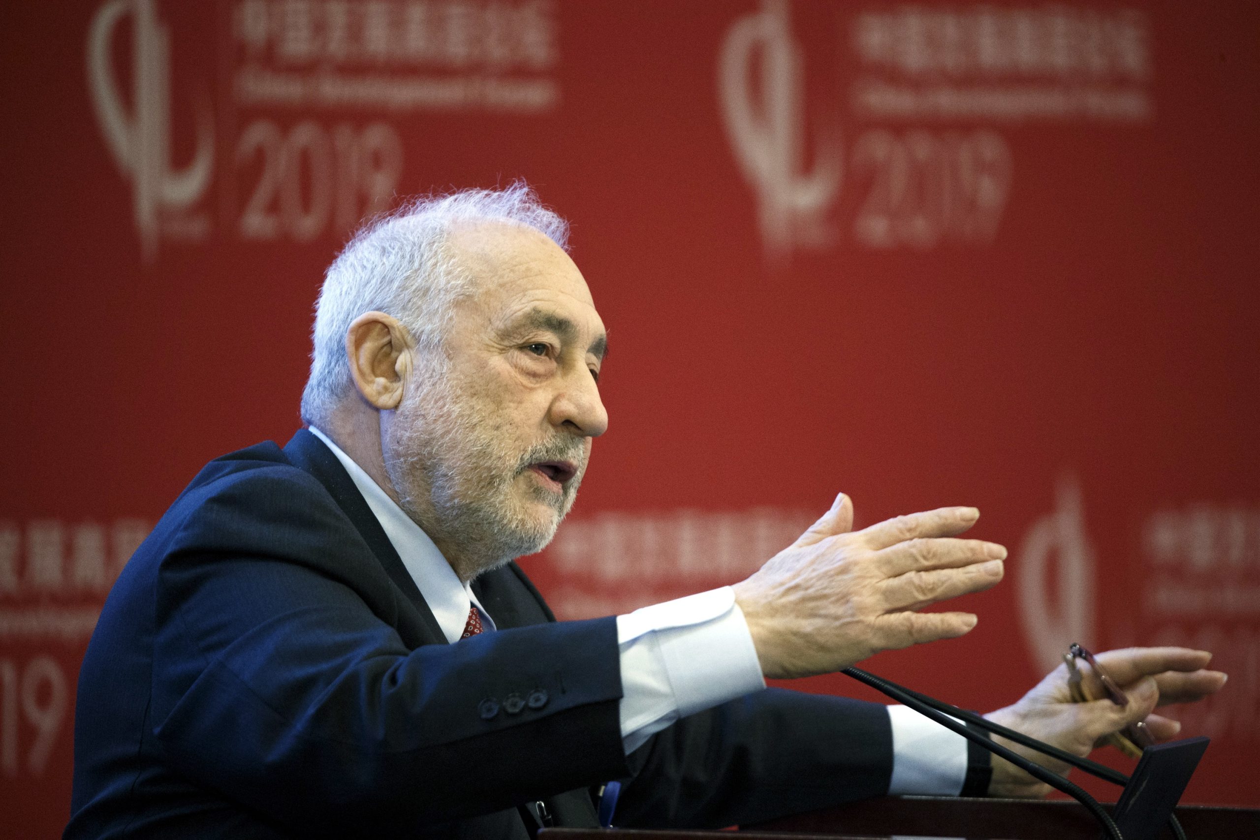 Prémio Nobel da Economia Joseph Stiglitz diz que está na altura de refazer os contratos que regulam a dívida de África