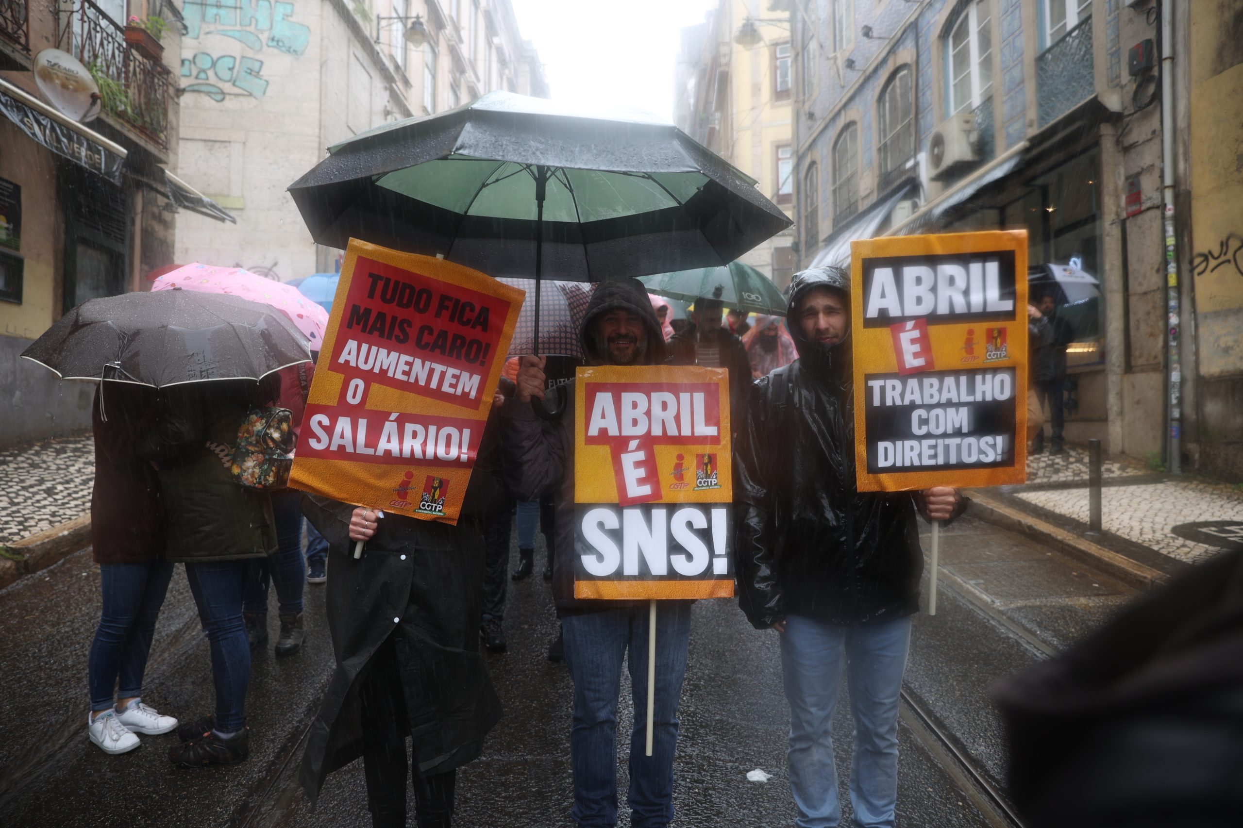 Centenas de jovens exigem em Lisboa melhores salários e nem chuva trava protesto