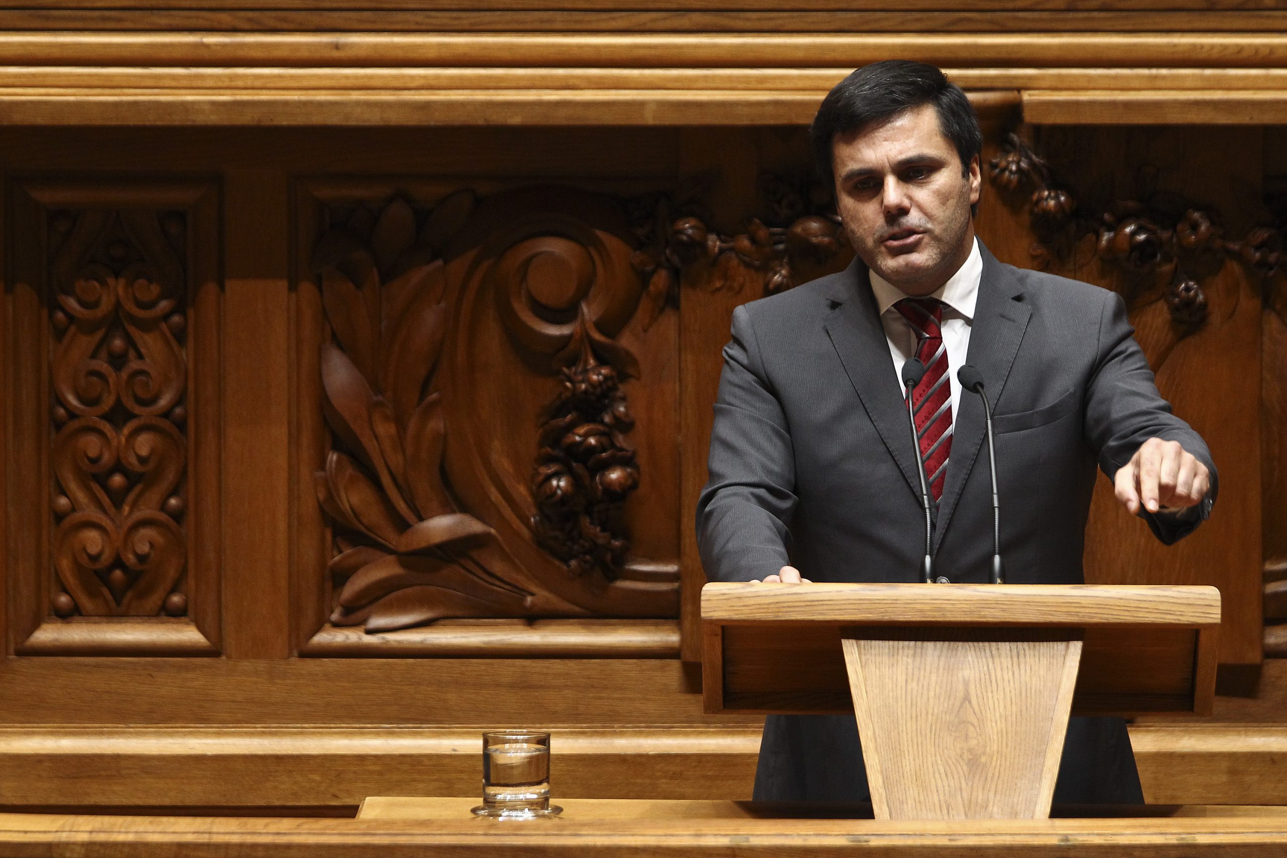 Legionella: PSD quer respostas e “medidas urgentes” do ministro da Saúde