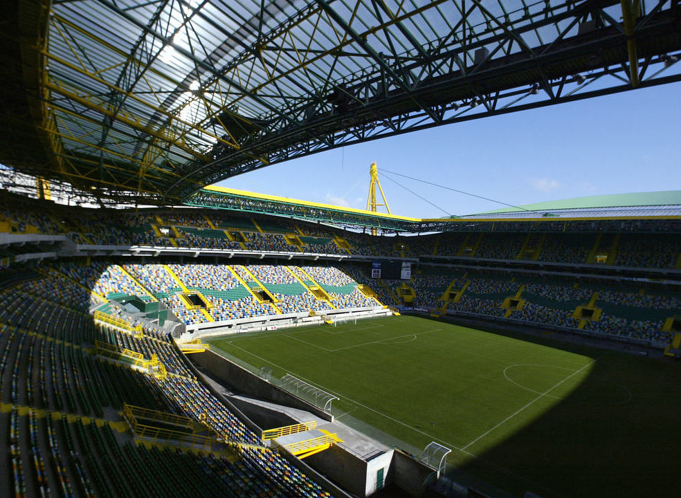 Queda de vidros na bancada do Sporting provoca 17 feridos