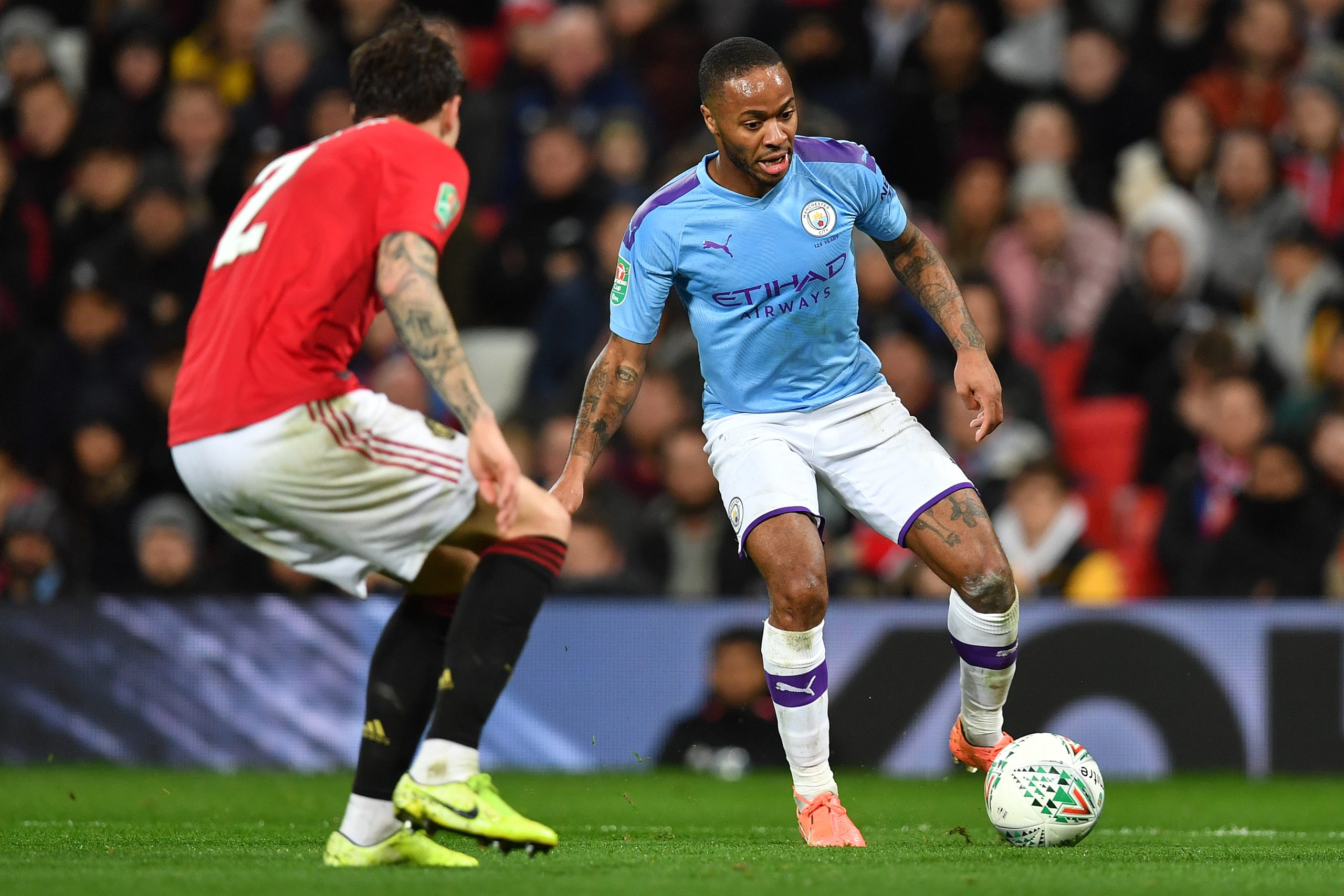 Adepto do Manchester City banido dos estádios por insultos racistas a Sterling
