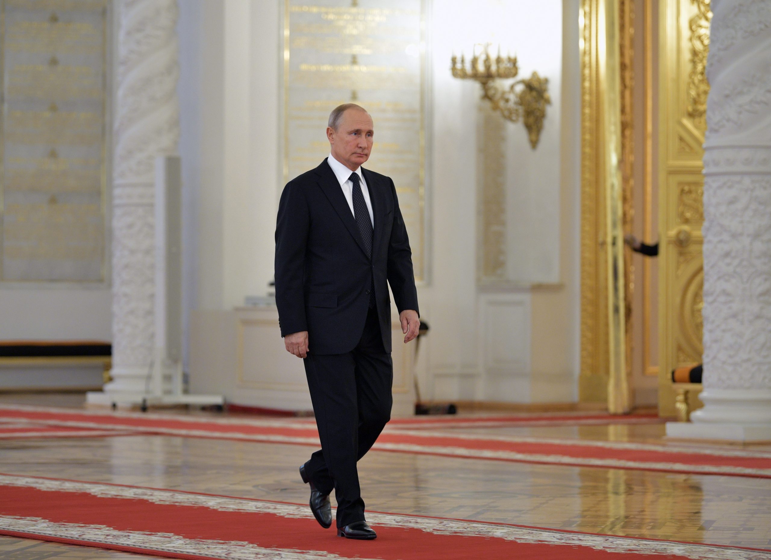 Putin reune-se hoje com Merkel mas na Áustria só querem mesmo saber do casamento para o qual foi convidado
