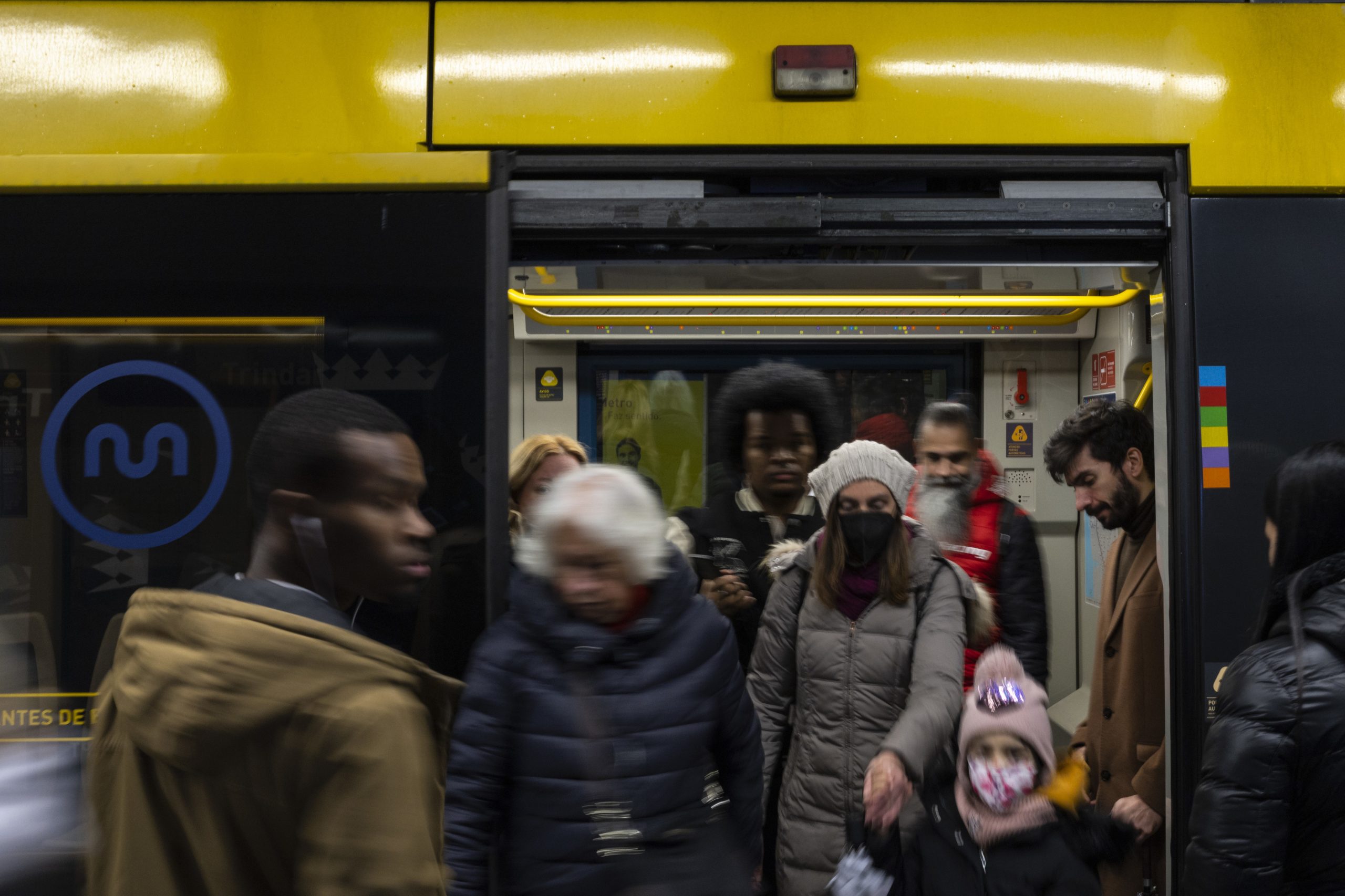 Linha F do Metro do Porto condicionada em Gondomar devido a acidente com carro