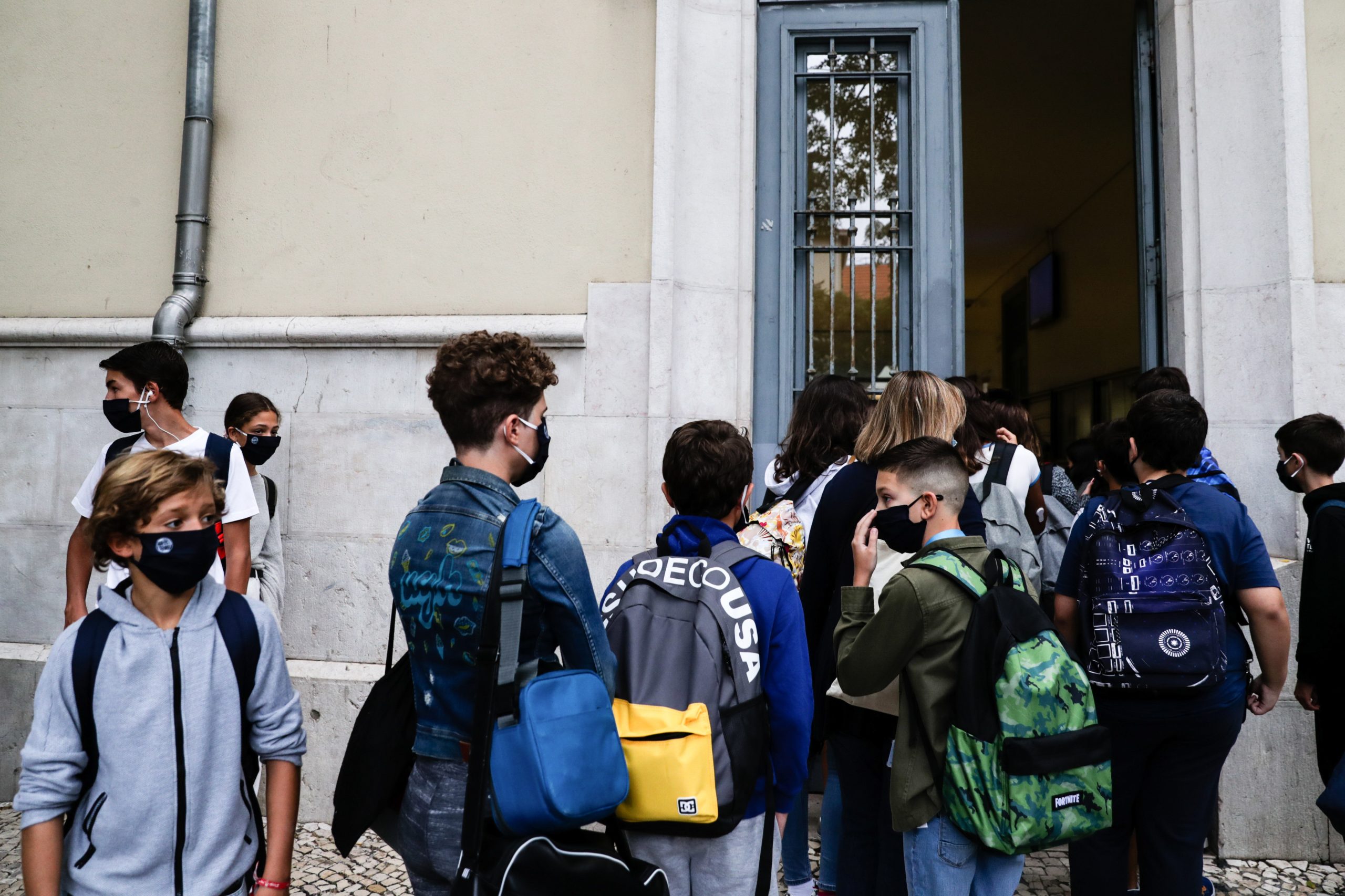 Covid-19: Alunos separados em “bolhas” dentro da escola, mas “encavalitados” antes de entrar