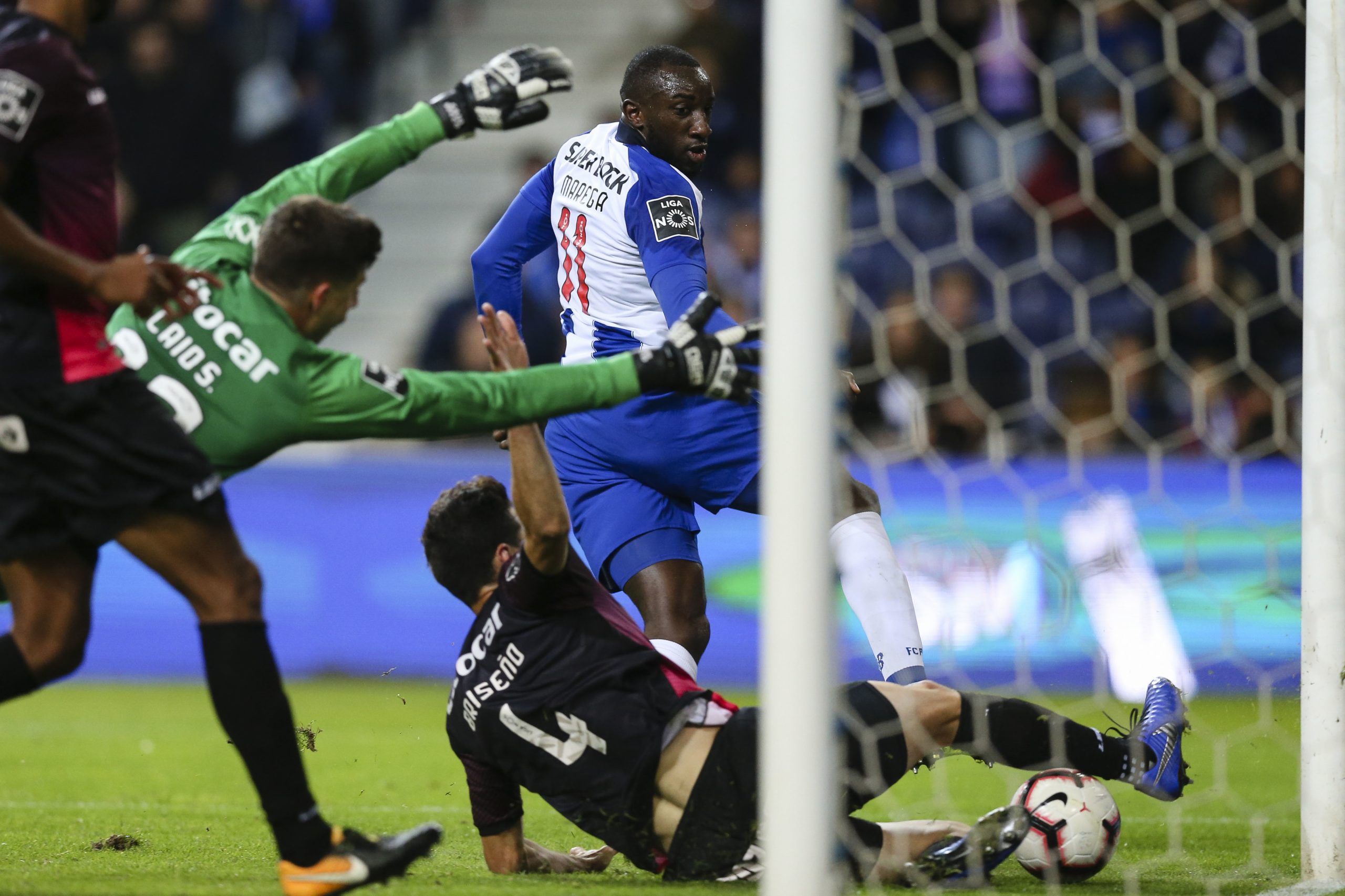 FC Porto bate Feirense e sobe à liderança da I Liga