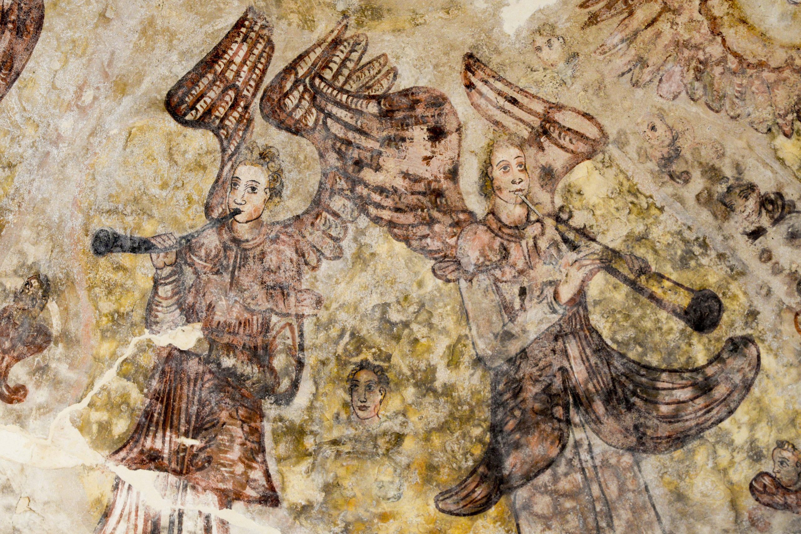 Frescos com cerca de 400 anos revelados em igreja de Santiago do Cacém