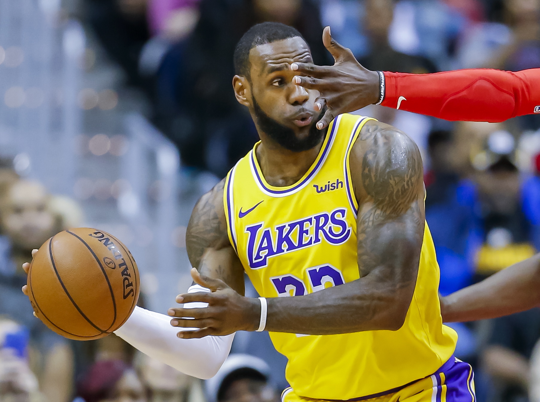 Ultrapassou a marca histórica dos 32 mil pontos e sofreu a derrota mais pesada da carreira. Uma noite agridoce para LeBron James