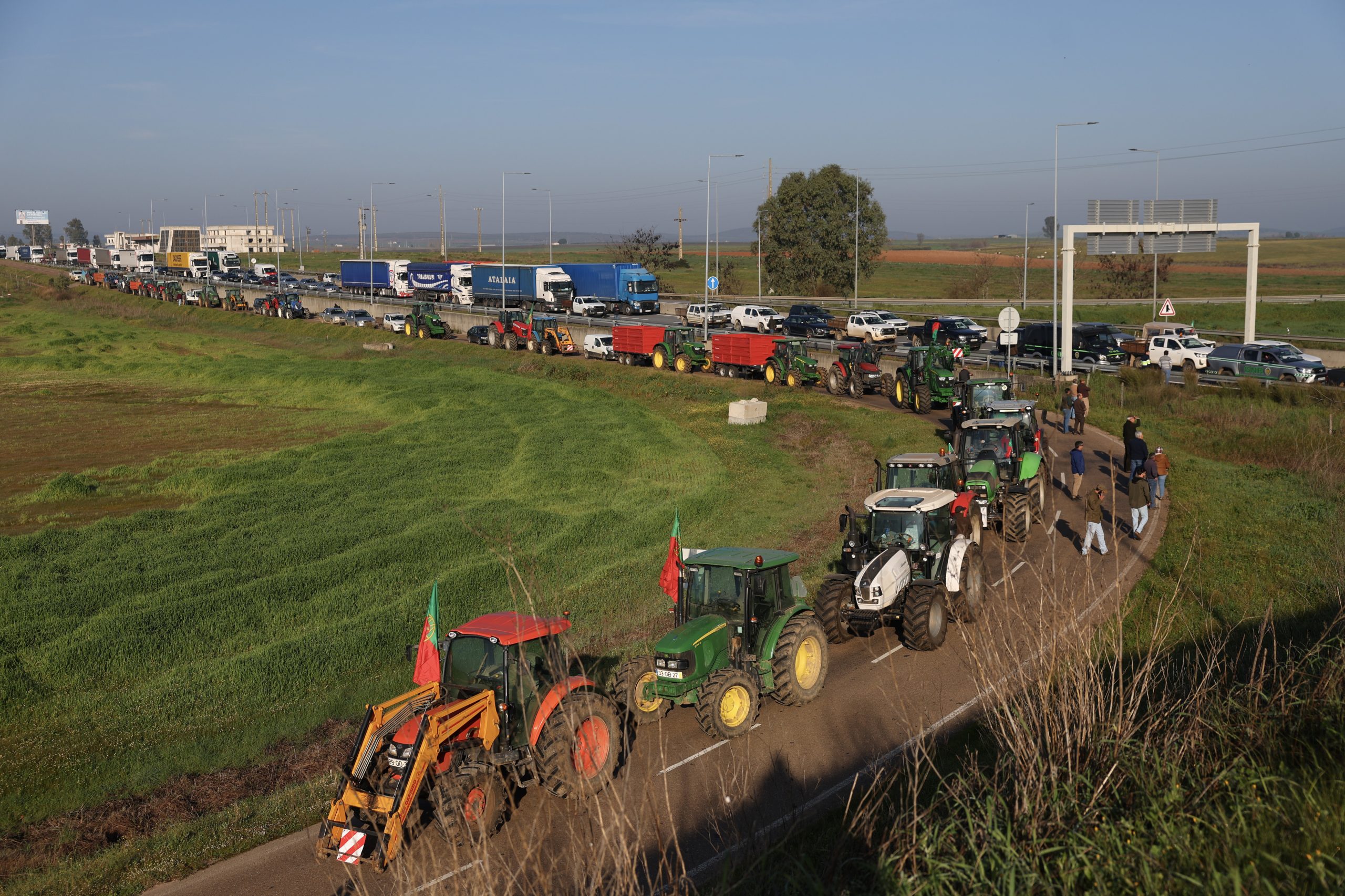 Agricultores do Baixo Mondego vão pernoitar em Coimbra. Em Bragança, ninguém arreda pé até falar com a ministra