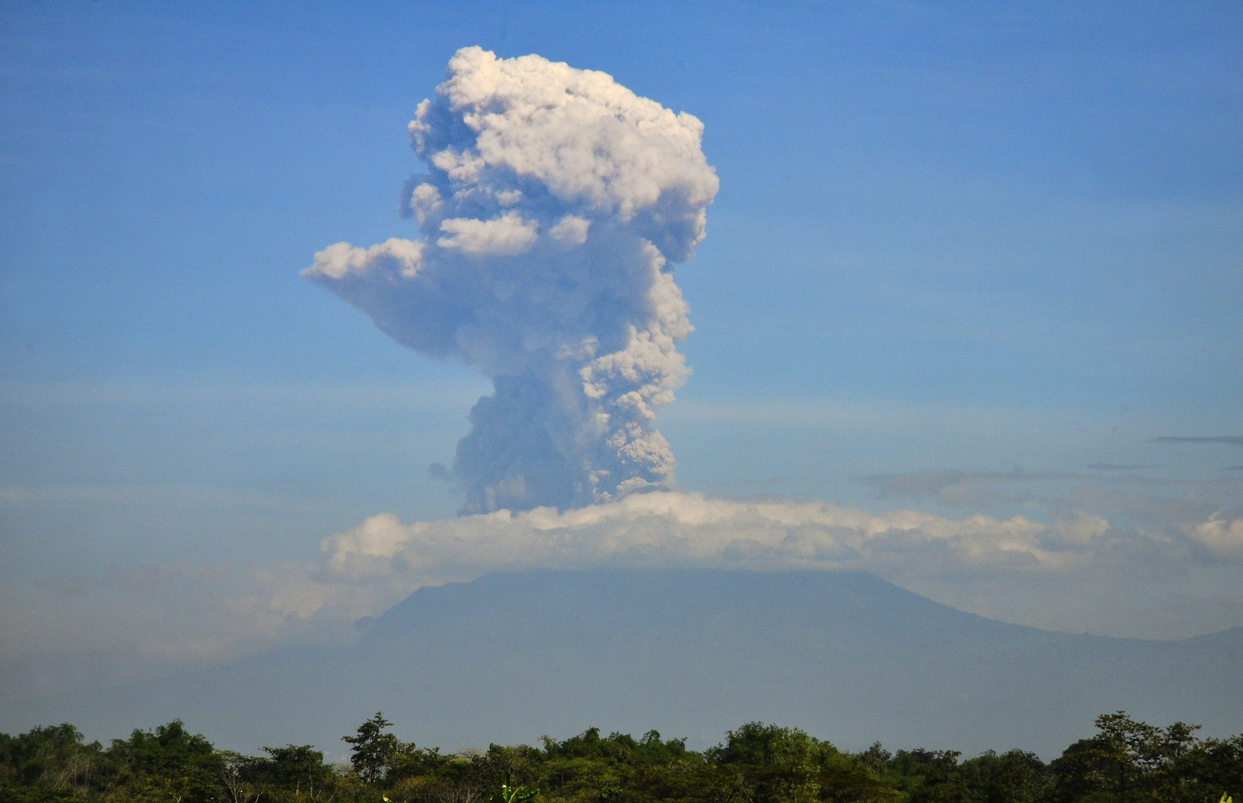Aumento de atividade do vulcão Merapi na Indonésia obriga a evacuação