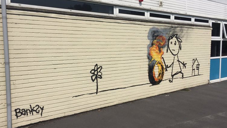 Escola primária deu o nome de Banksy a um edifício. Autor agradeceu com novo grafitti