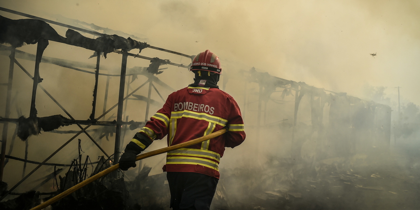 Mais de 120 operacionais combatem incêndio em armazéns de empresa no concelho de Leiria